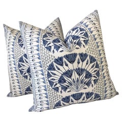 Coppia di cuscini completi Thibaut "Cairo" in blu e bianco con imbottitura in piuma d'oca