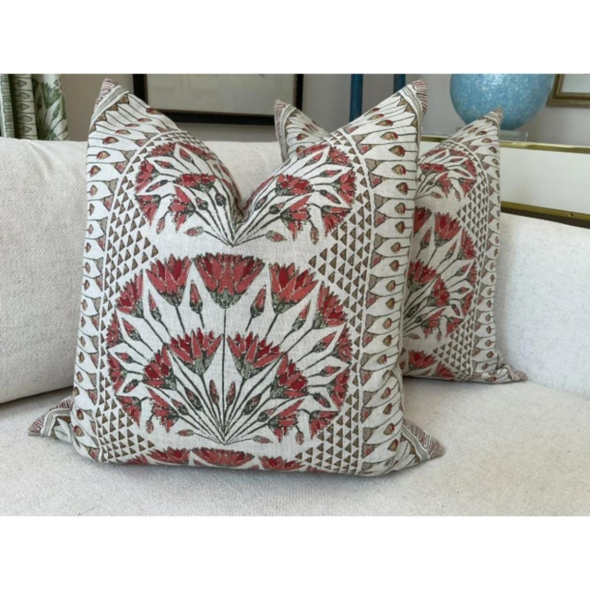 L'un de nos modèles préférés ! Une belle interprétation de l'ikat traditionnel par Thibaut. CAIRO de la Collection Savoy en corail. Le motif comporte un médaillon central et des rayures de part et d'autre. Dans les tons 