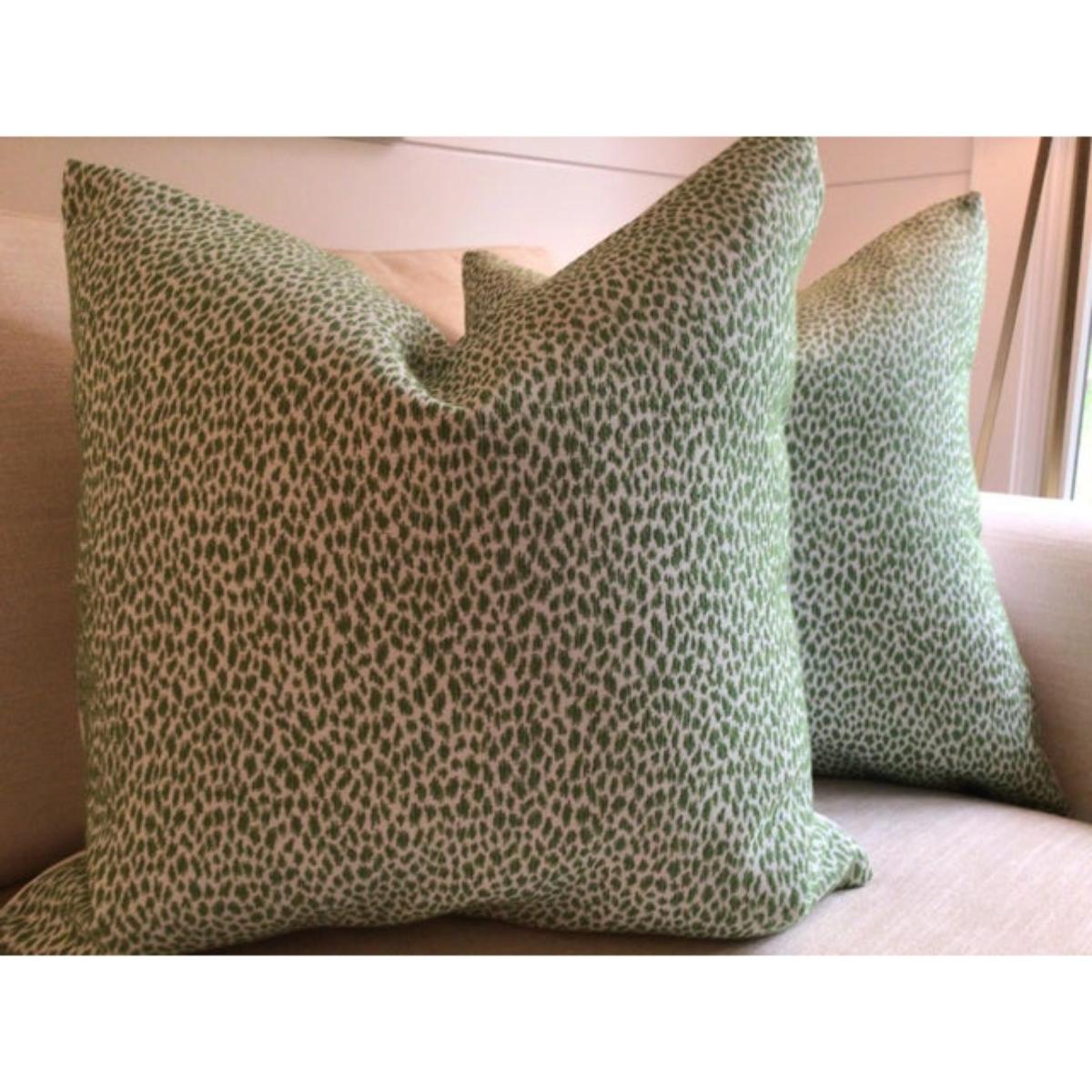 Un'altra meravigliosa e versatile stampa di Thibaut! Citra in erba
Fabrice presenta macchie di animali stilizzati su uno splendido sfondo in tessuto CRYPTON. Qui è raffigurato in verde Greene & Greene! Si tratta di un tessuto ad alte prestazioni...