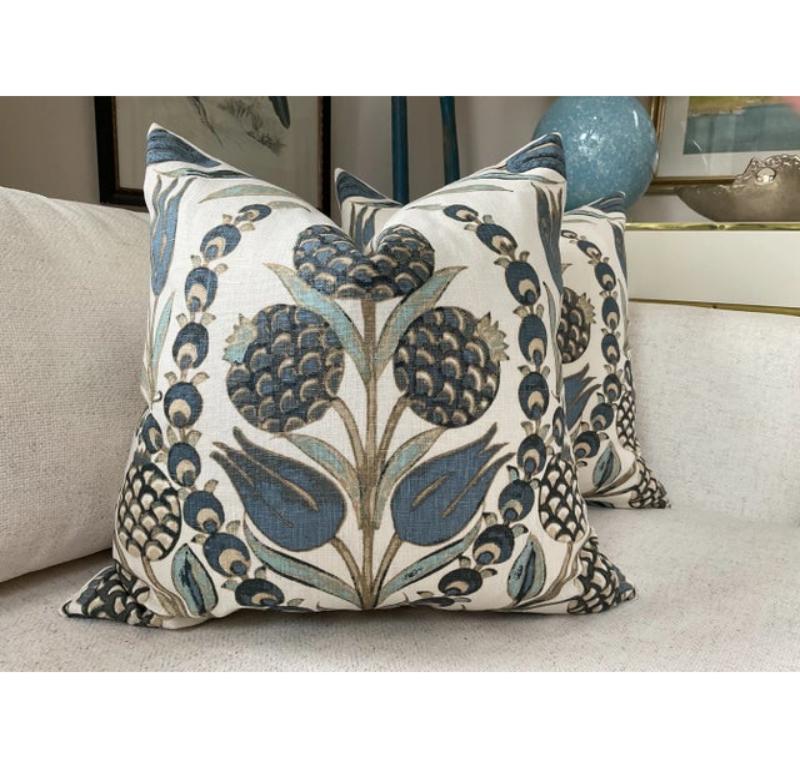 Adoro questo fiore di Thibaut! Cornelia è un bellissimo lino floreale. Queste sono caratterizzate da sfumature di blu denim, acqua tenue e abbronzatura chiara. Il retro è in lino naturaleLa chiusura avviene tramite una cerniera invisibile... Il