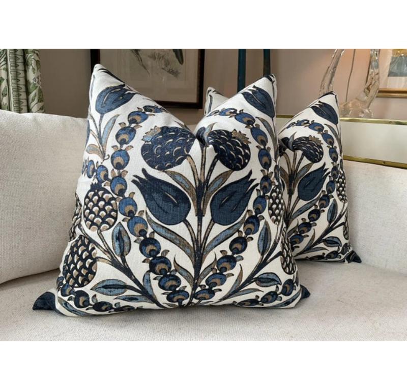 Adoro questo fiore di Thibaut! Cornelia è un bellissimo lino floreale. Queste sono caratterizzate da vorticose sfumature di blu navy. Il retro è in lino naturale. La chiusura avviene tramite una cerniera invisibile. Questi saranno rivestiti con un