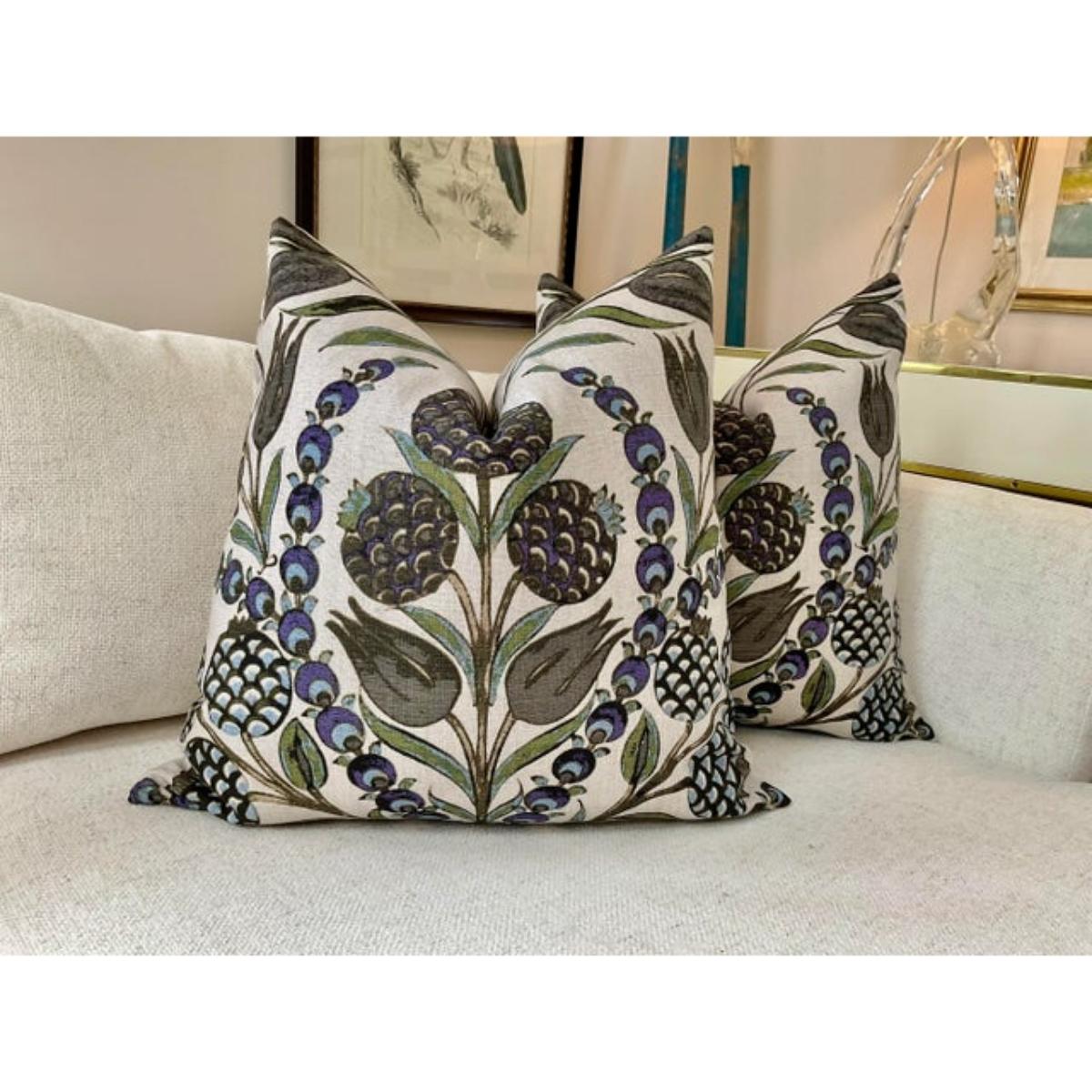 Adoro questo fiore di Thibaut! Cornelia è un bellissimo lino floreale. Queste sono caratterizzate da vorticose sfumature di viola e blu. Il retro è in lino naturale. La chiusura avviene tramite una cerniera invisibile. Questi saranno rivestiti con