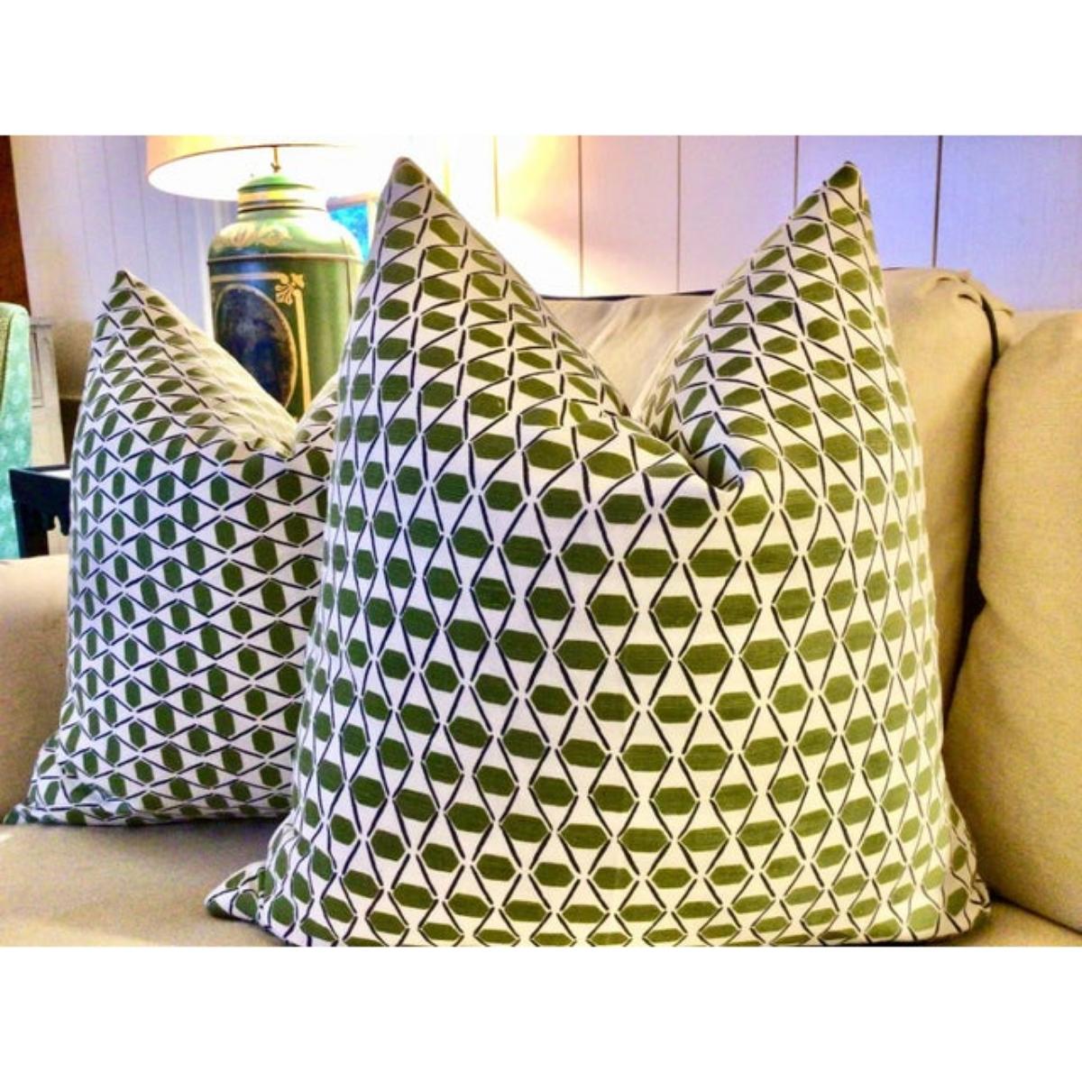 Encore un imprimé adorable de Thibaut ! Denver est un superbe imprimé rétro dans un riche tissu de lin vert et bleu. Le motif ressemble presque à de petites olives ! Cordialement !

Les couvertures seront dotées de fermetures éclair invisibles et