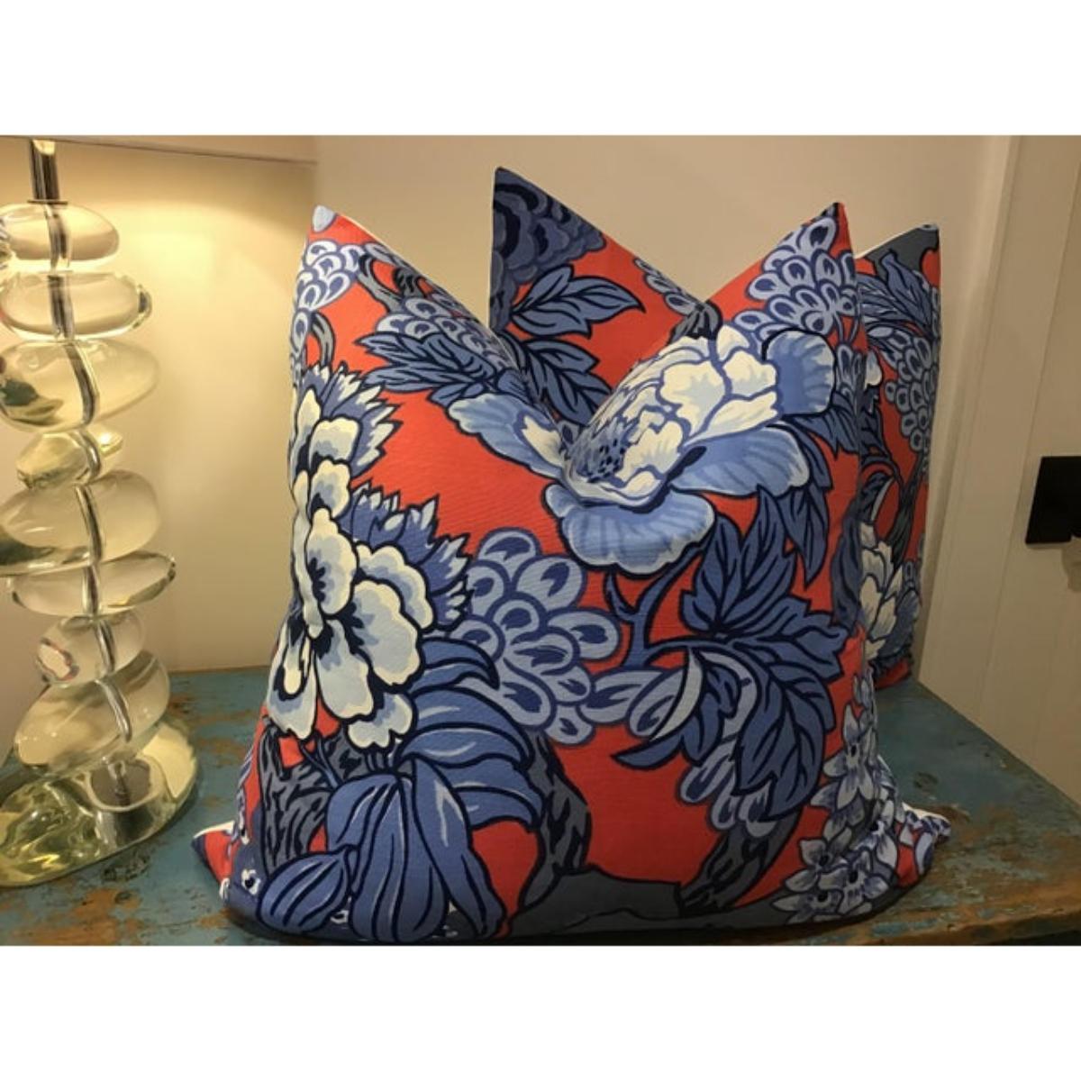 L'Honshu di Thibaut, qui presentato in Rosso e blu, vanta delle splendide peonie blu su uno splendido sfondo rosso pomodoro... Pura perfezione.
Questi articoli sono dotati di un supporto in lino coordinato e si chiudono con una cerniera invisibile.