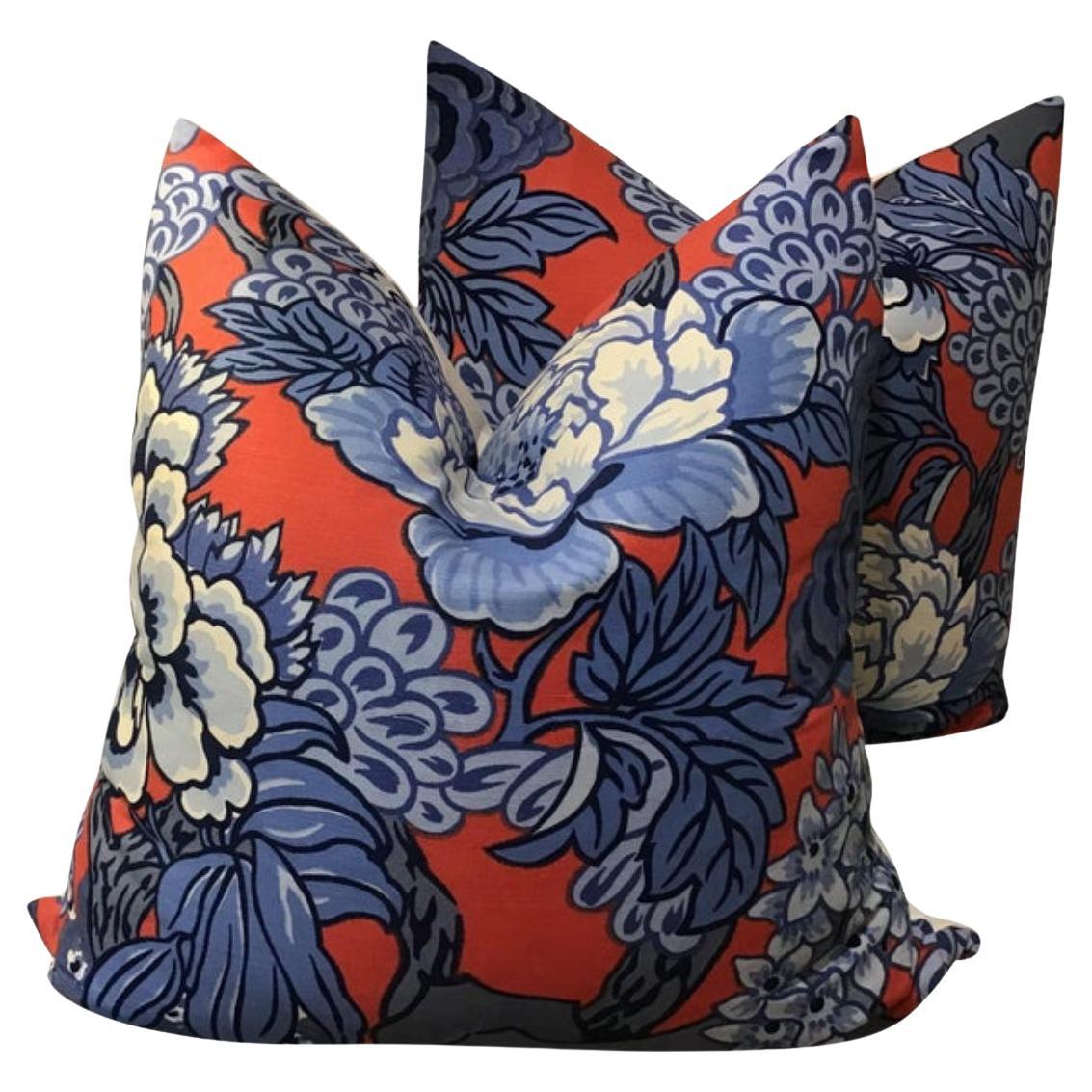 Coppia di cuscini in piuma d'oca Thibaut "Honshu" in rosso e blu in vendita