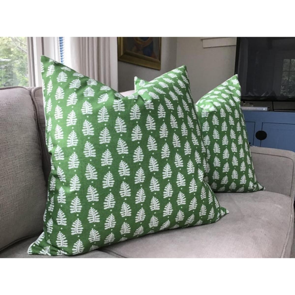 Un'altra meravigliosa e versatile stampa di Thibaut! Ferndale è una piccola stampa verde fresco in tessuto di lino pesante.
Il verde ricco con un piccolo motivo a felce si abbina bene a molte cose. Questa COPPIA di cuscini da 22 pollici è dotata di