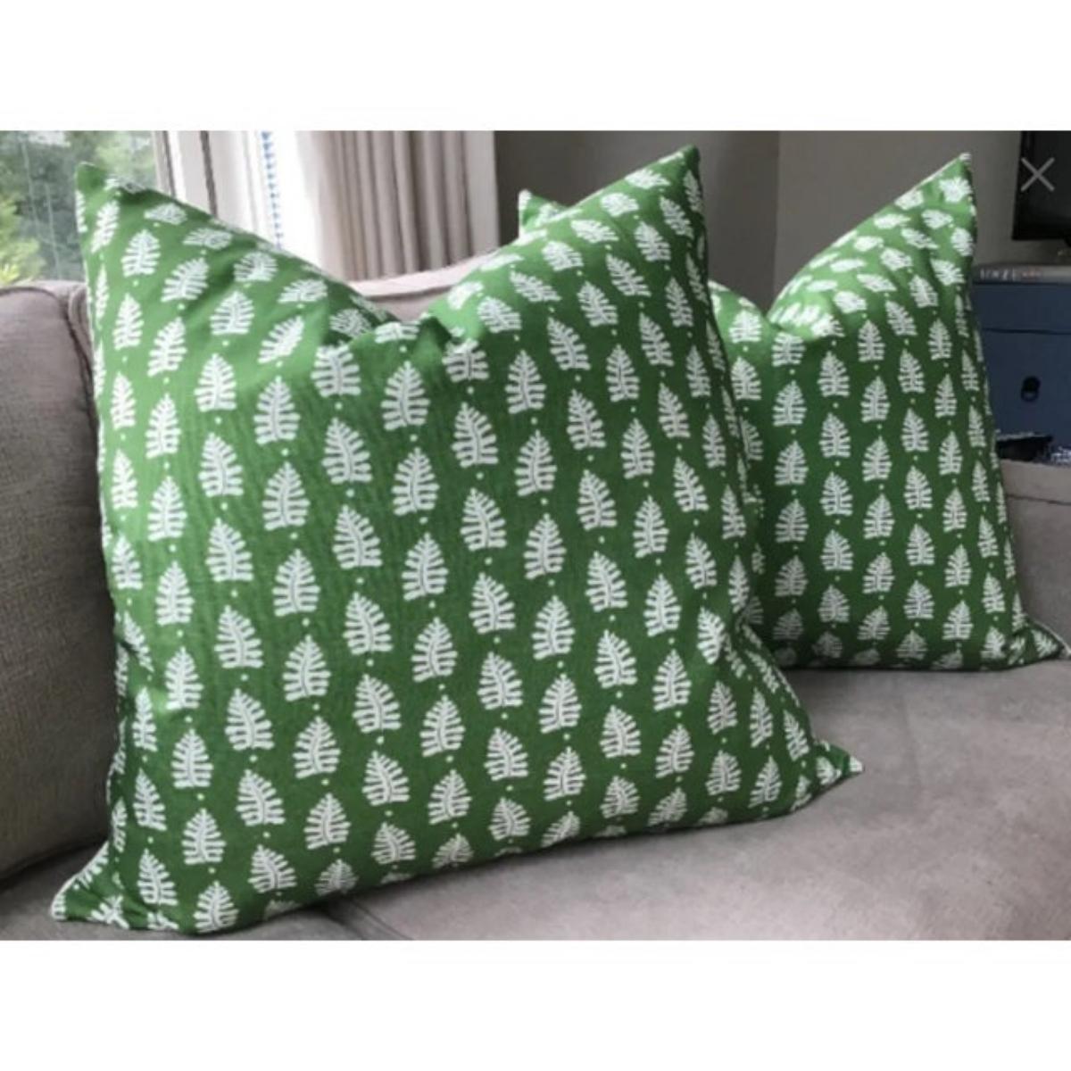 ¡Otro maravilloso y versátil estampado de Thibaut! Ferndale es un impresionante estampado pequeño en tejido verde intenso similar al lino.
El verde intenso de un pequeño helecho combina bien con muchas cosas.

La última foto lo muestra combinado con