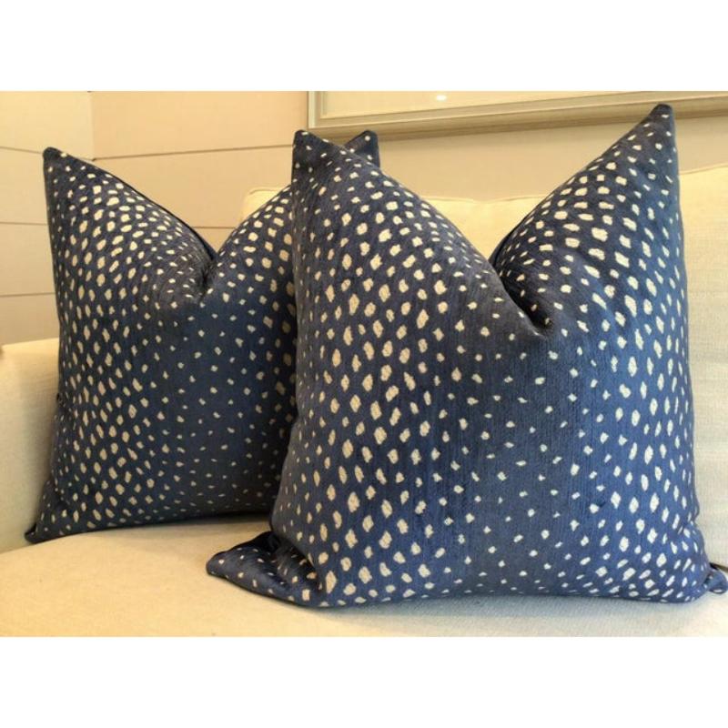 Un altro favoloso modello Thibaut della collezione Menagerie. La Gazelle è disponibile in diversi colori, ma qui la vediamo in blu. Una bellissima stampa animalier è presente sul tessuto pesante. Queste fodere per cuscini sono caratterizzate da