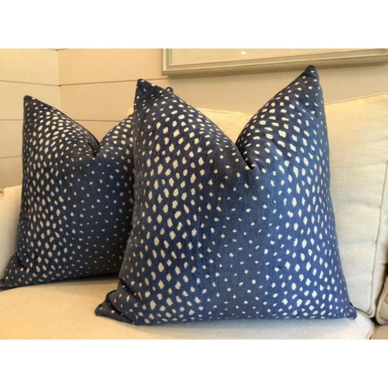 Americano Coppia di cuscini Thibaut Gazelle in Blue in vendita