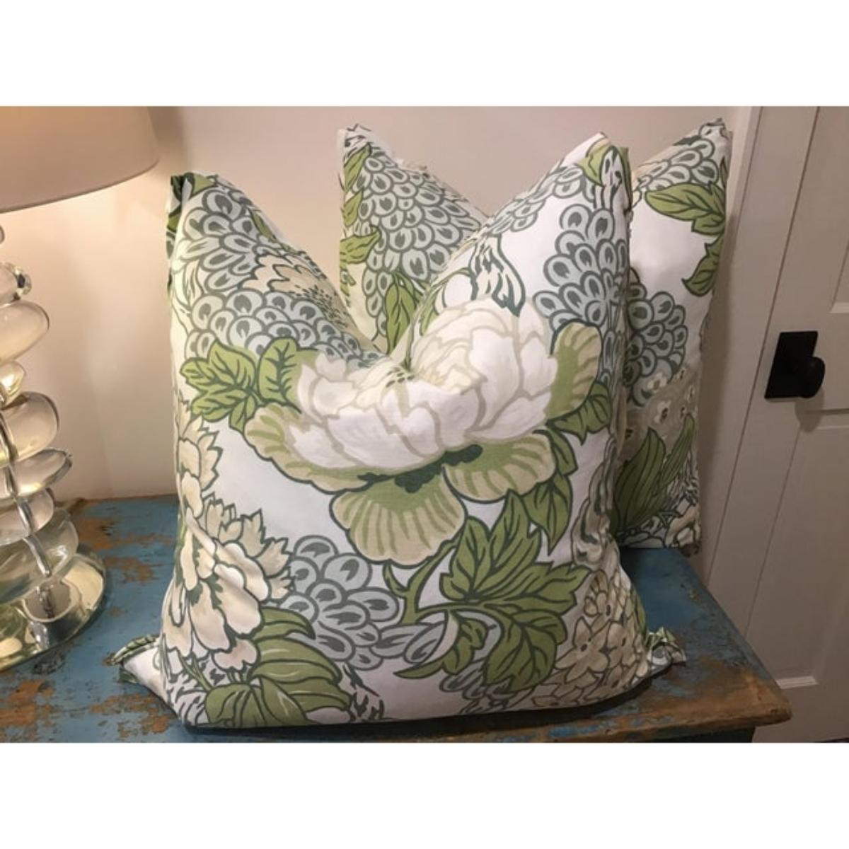 Trueing Confession - J'en ai une série chez moi. C'est dire à quel point je suis folle de ce design. Le Honshu de Thibaut, présenté ici en bleu Robins egg, arbore de superbes pivoines sur un fond de couleur spa magnifique, avec des touches de vert