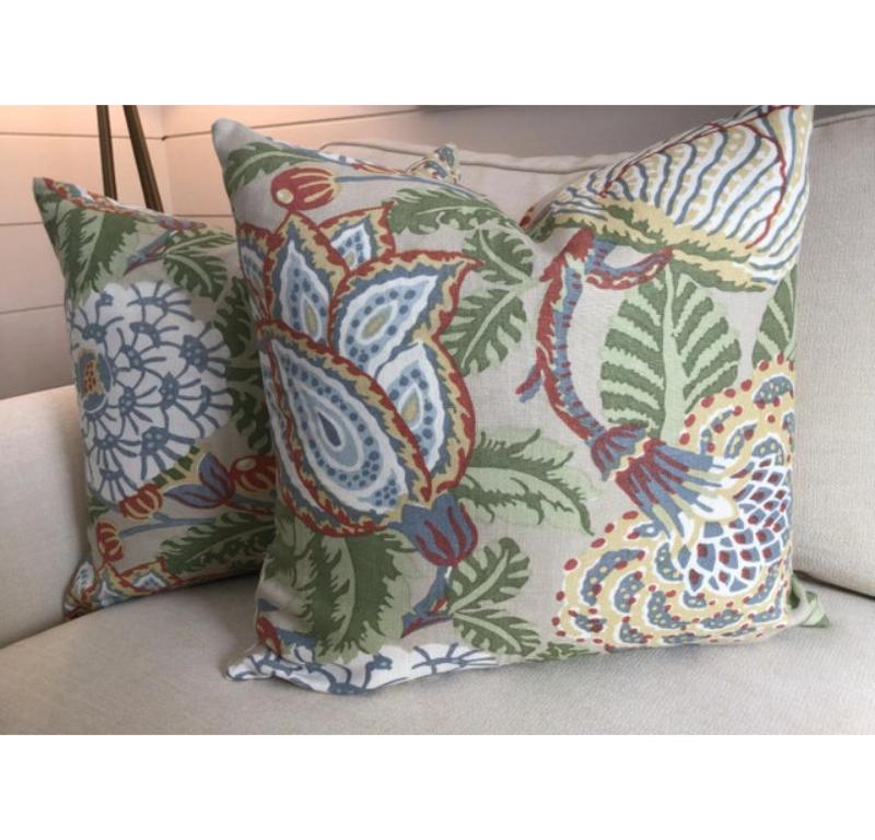 Recentemente ho fatto una ricerca per un cliente che aveva bisogno di uno splendido tessuto con blu, verde e corallo sorprendentemente difficile da trovare! Ma questo bellissimo tessuto è ovviamente di Thibaut! Mitford in beige presenta bellissime