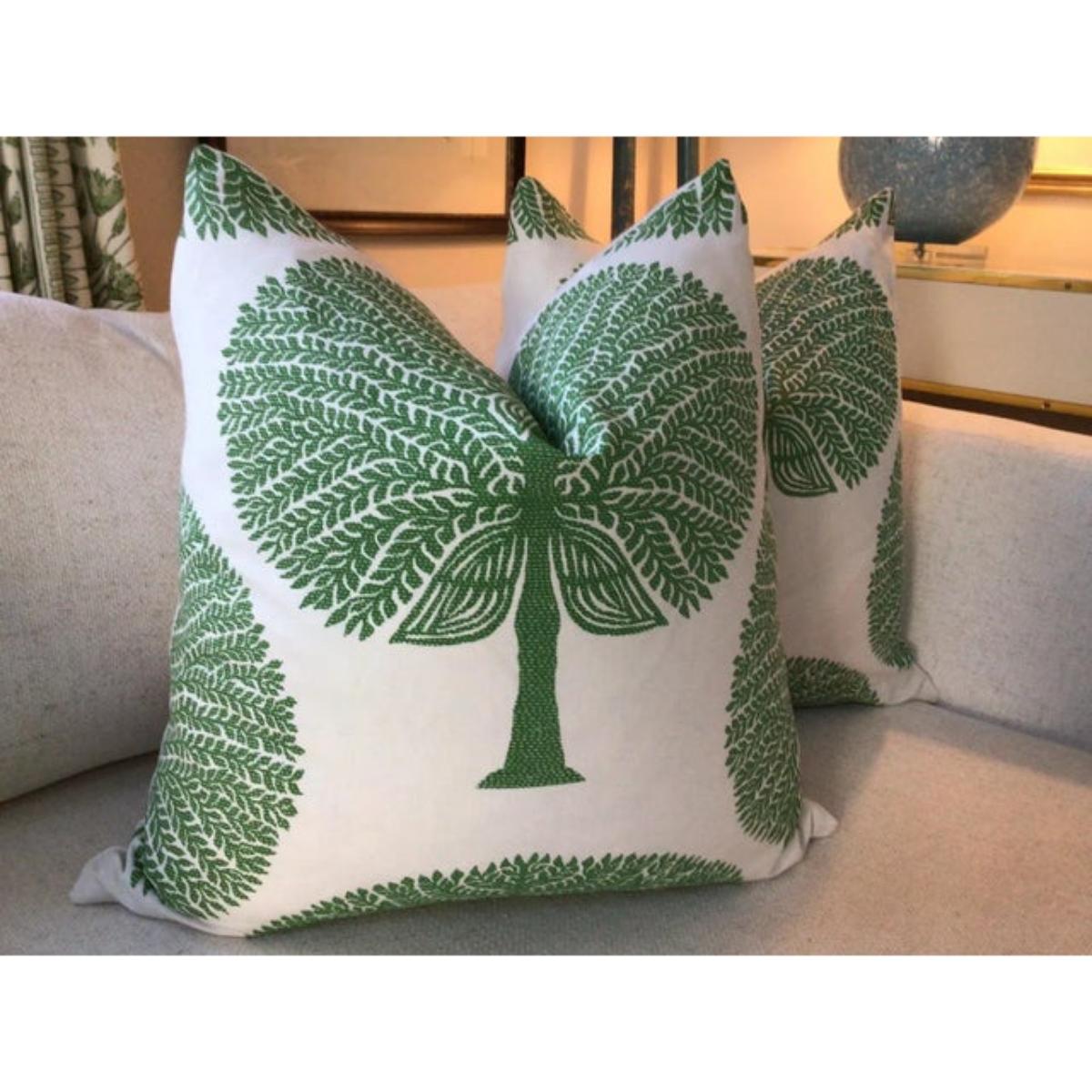 Mulberry Tree di Thibaut è un bellissimo tessuto in lino dallo stile audace. Questi alberi di grandi dimensioni sono di un verde tenue su uno sfondo color crema. La chiusura avviene tramite una cerniera invisibile... Queste confezioni sono rivestite