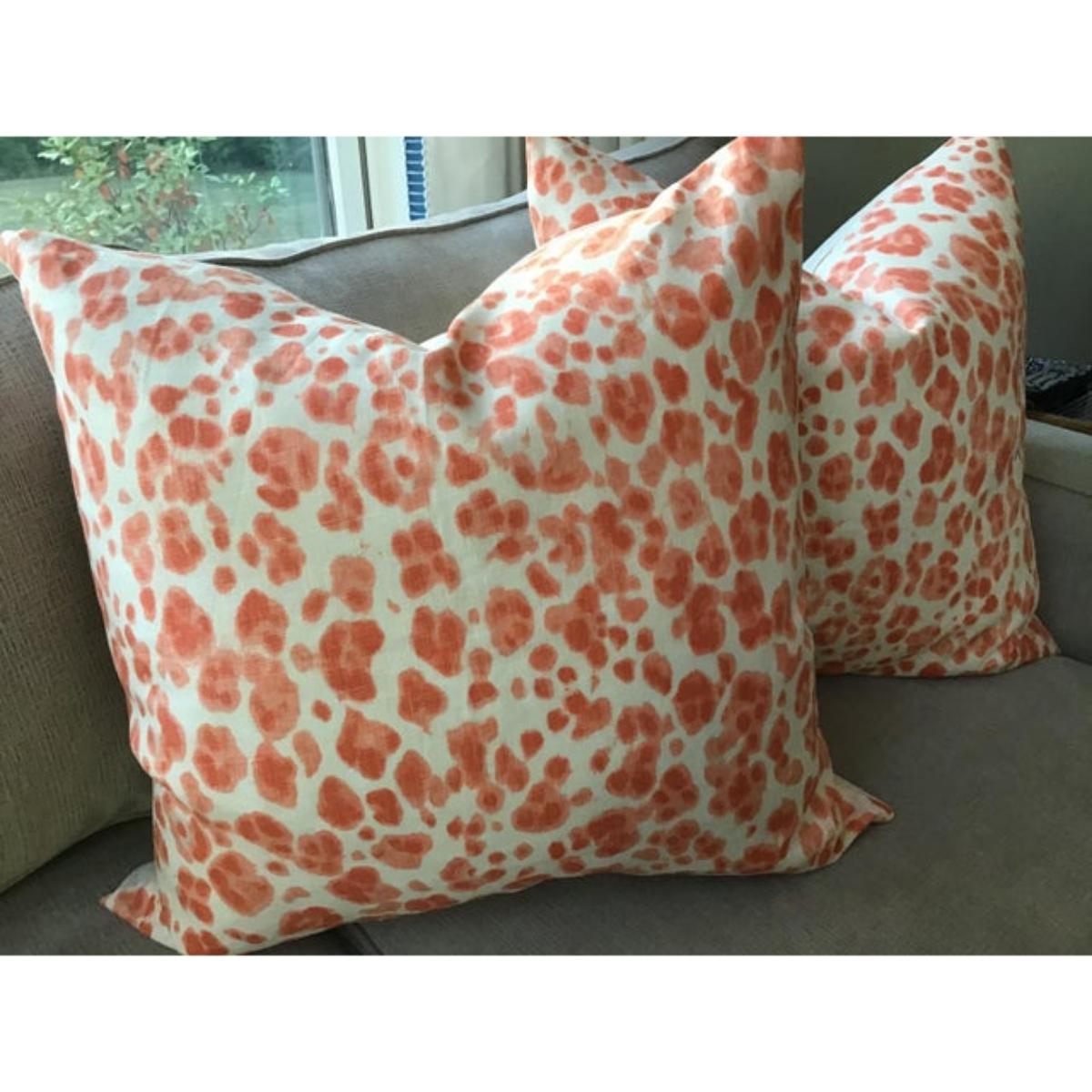 Un'altra meravigliosa e versatile stampa di Thibaut! PANTHERA
Presenta macchie di pantera stilizzate su uno splendido sfondo di lino bianco. Qui è raffigurato in un ricco arancione corallo!
Le copertine sono dotate di cerniere invisibili nascoste e