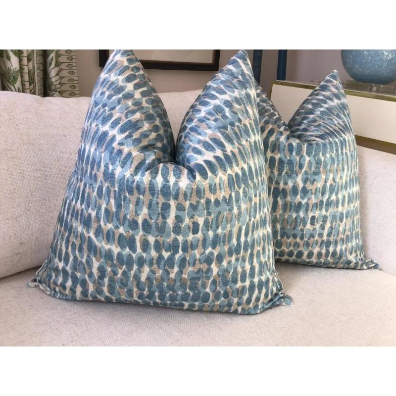 Un altro favoloso modello di Thibaut. Rain Water in blu e bianco è un bellissimo disegno della Collection'S Tropics, stampato su un tessuto di cotone pesante. Il supporto in lino coordinato e la cerniera invisibile completano questi cuscini.

Queste