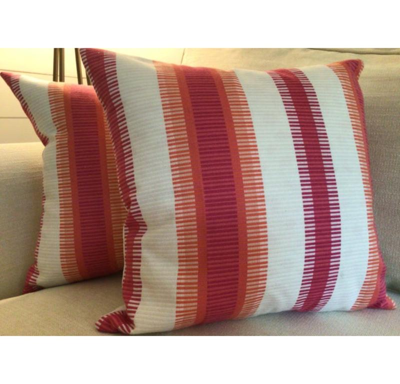 Un'altra meravigliosa e versatile stampa di Thibaut! Il modello Samba Stripe in magenta e corallo fa parte della collezione Inside out ed è quindi doppiamente speciale perché è resistente alle macchie e adatto all'esterno! Evviva! Facile da curare e