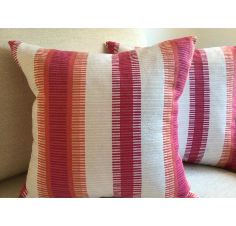 Americano Coppia di cuscini da esterno Thibaut Samba a righe magenta e corallo in vendita