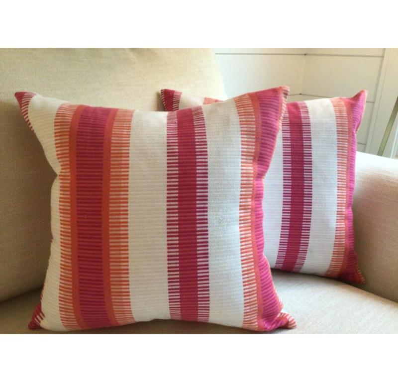 Coppia di cuscini da esterno Thibaut Samba a righe magenta e corallo In condizioni Nuovo in vendita a Winder, GA