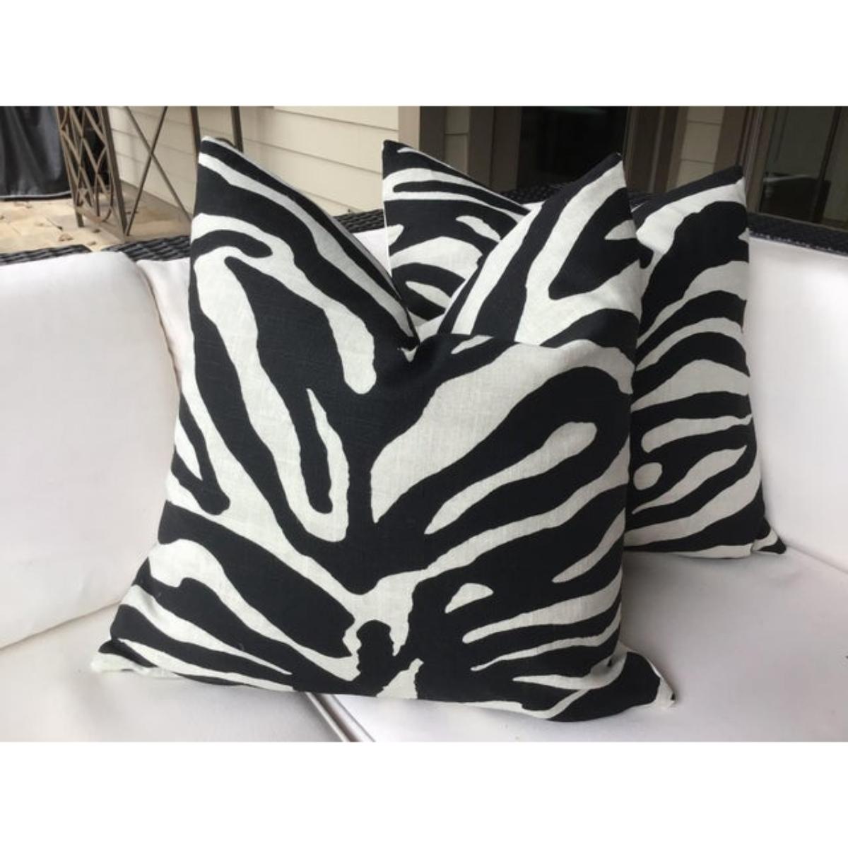 Dalla casa di design di alta gamma Thibaut, arriva questa esuberante stampa zebrata in nero su sfondo avorio.
Serengeti in nero è un tessuto elegante e accattivante in bianco e nero. Il retro è in lino bianco Off coordinato e la chiusura avviene