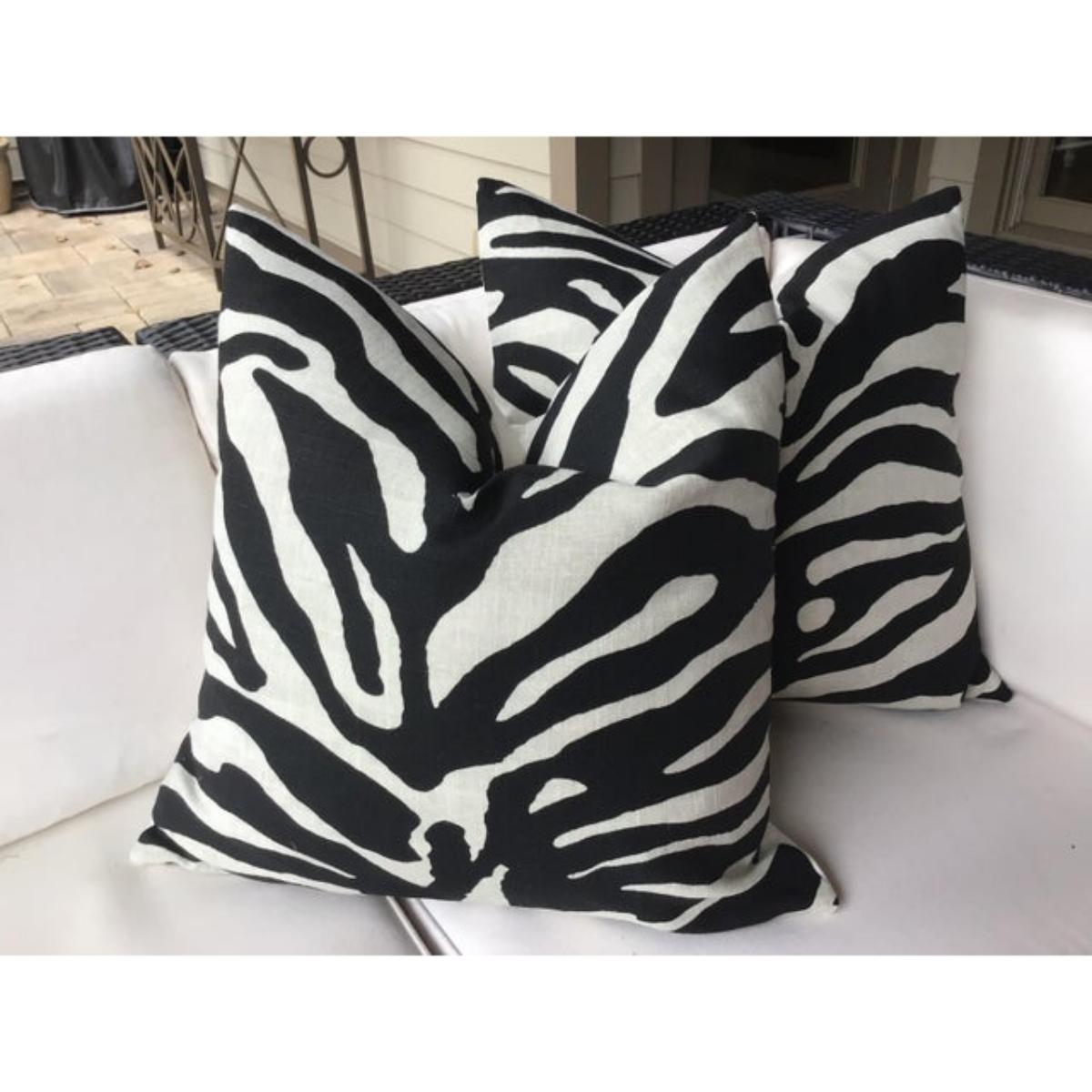 Art Nouveau Coppia di cuscini Thibaut Serengeti in peluche bianco e nero con imbottitura in piuma d'oca in vendita