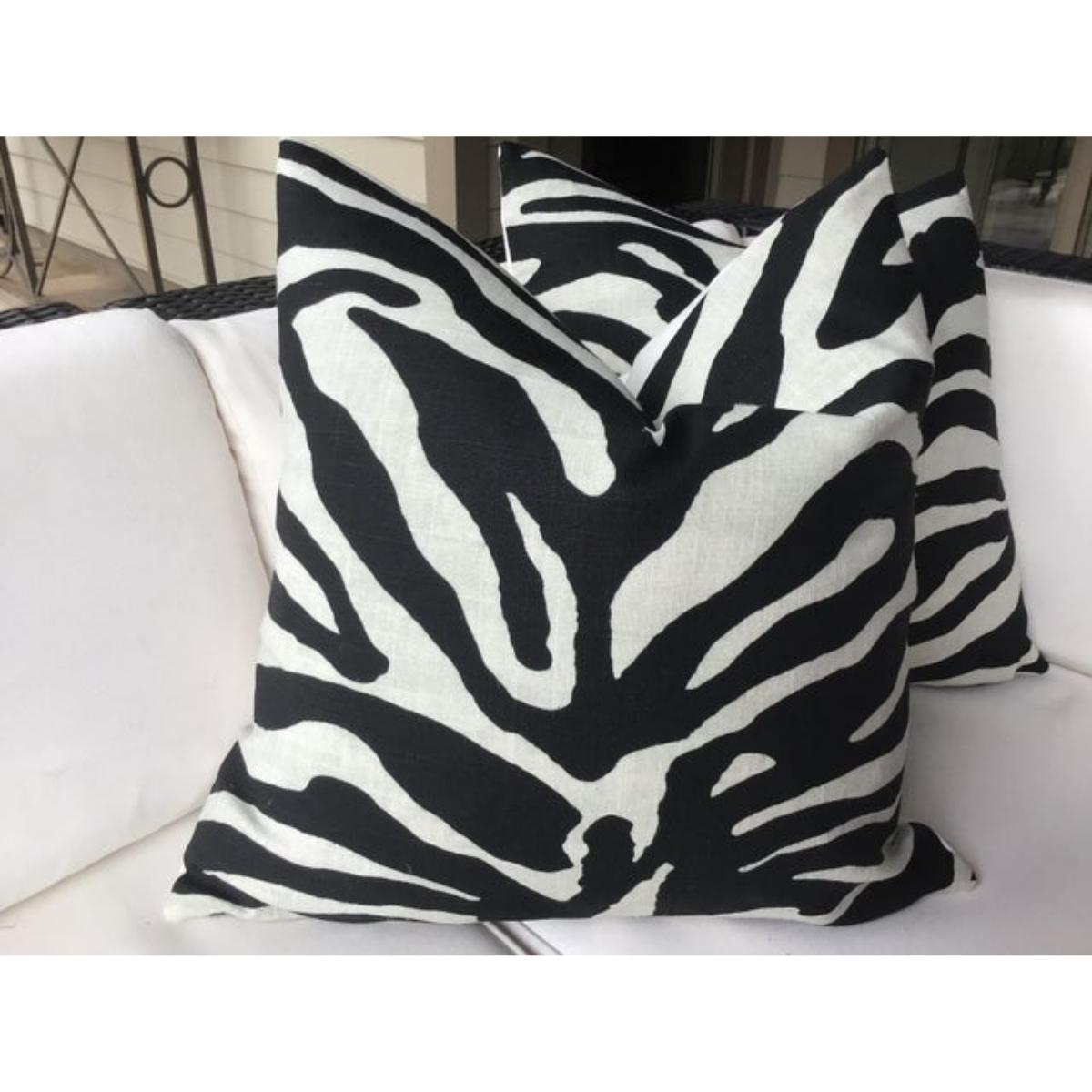 Americano Coppia di cuscini Thibaut Serengeti in peluche bianco e nero con imbottitura in piuma d'oca in vendita