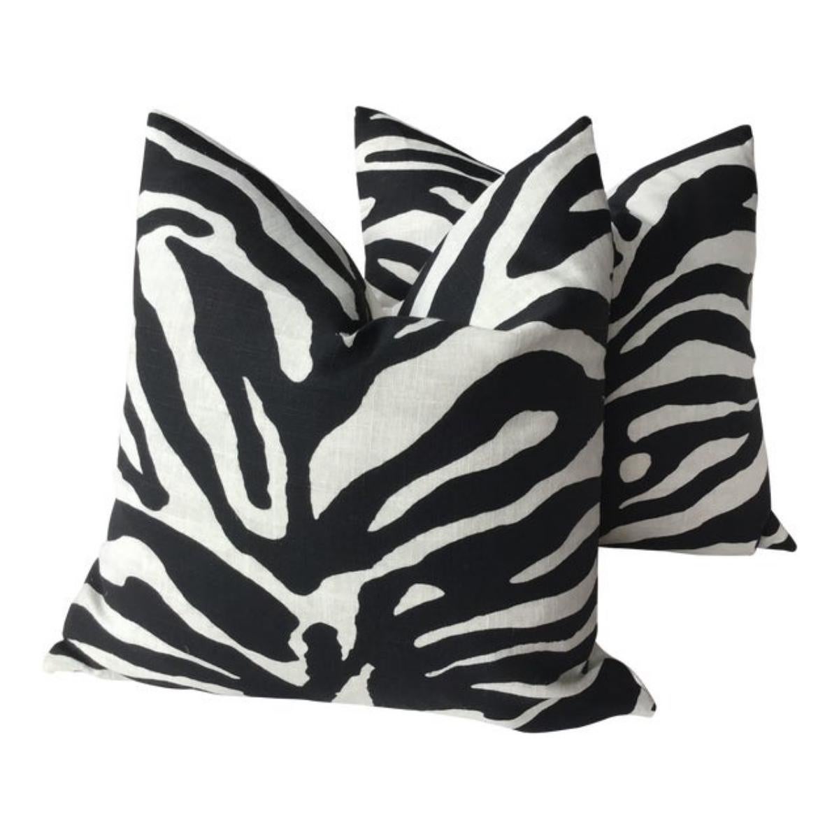 Coppia di cuscini Thibaut Serengeti in peluche bianco e nero con imbottitura in piuma d
oca