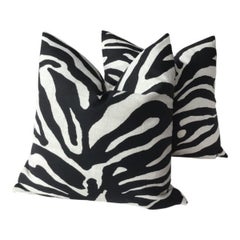 Coppia di cuscini Thibaut Serengeti in peluche bianco e nero con imbottitura in piuma d'oca