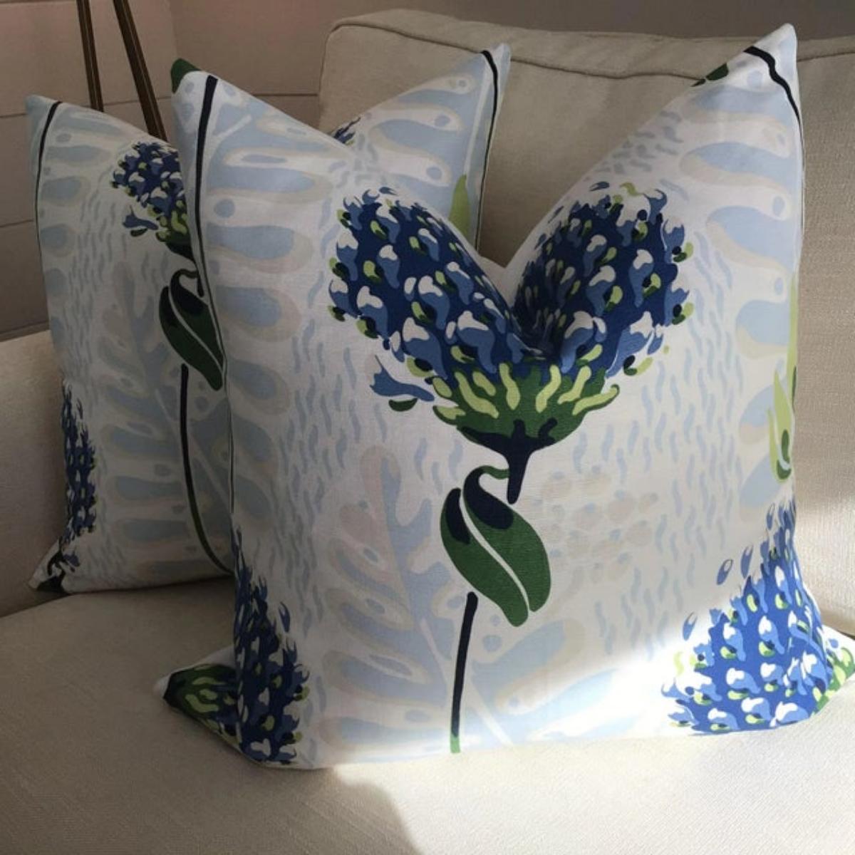 Fabrice è un tessuto di tendenza di Thibaut. Tiiverton in blu e verde della collezione Ceylon è uno splendido tessuto in lino in stile floreale. Queste sono caratterizzate da sfumature di verde chiaro e scuro, fiordaliso e blu reale, su un morbido