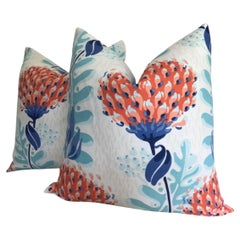 Coppia di cuscini Thibaut "Tiverton" in corallo e blu con imbottitura in piuma d'oca