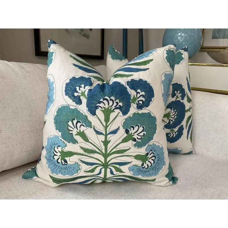 Fabrice è un tessuto di tendenza di Thibaut. Tybee Tree in verde e blu della collezione Kismet è uno splendido tessuto in lino in stile floreale. Queste sono caratterizzate da sfumature di verde chiaro e scuro, fiordaliso e blu reale, su un morbido