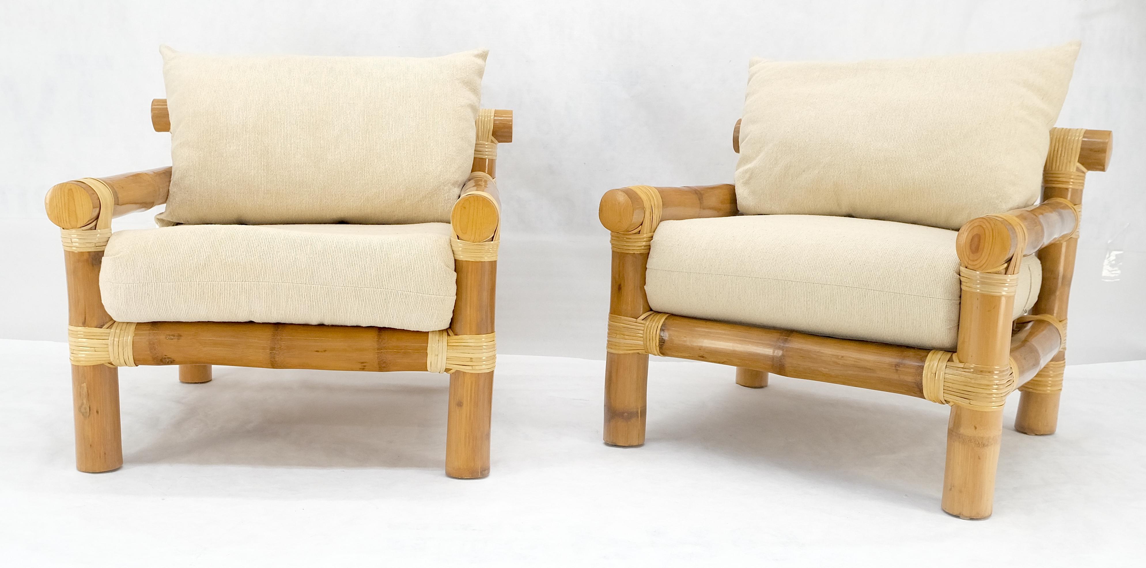 Laqué Paire de chaises longues en bambou épais rembourrées Modernes du milieu du siècle MINT en vente