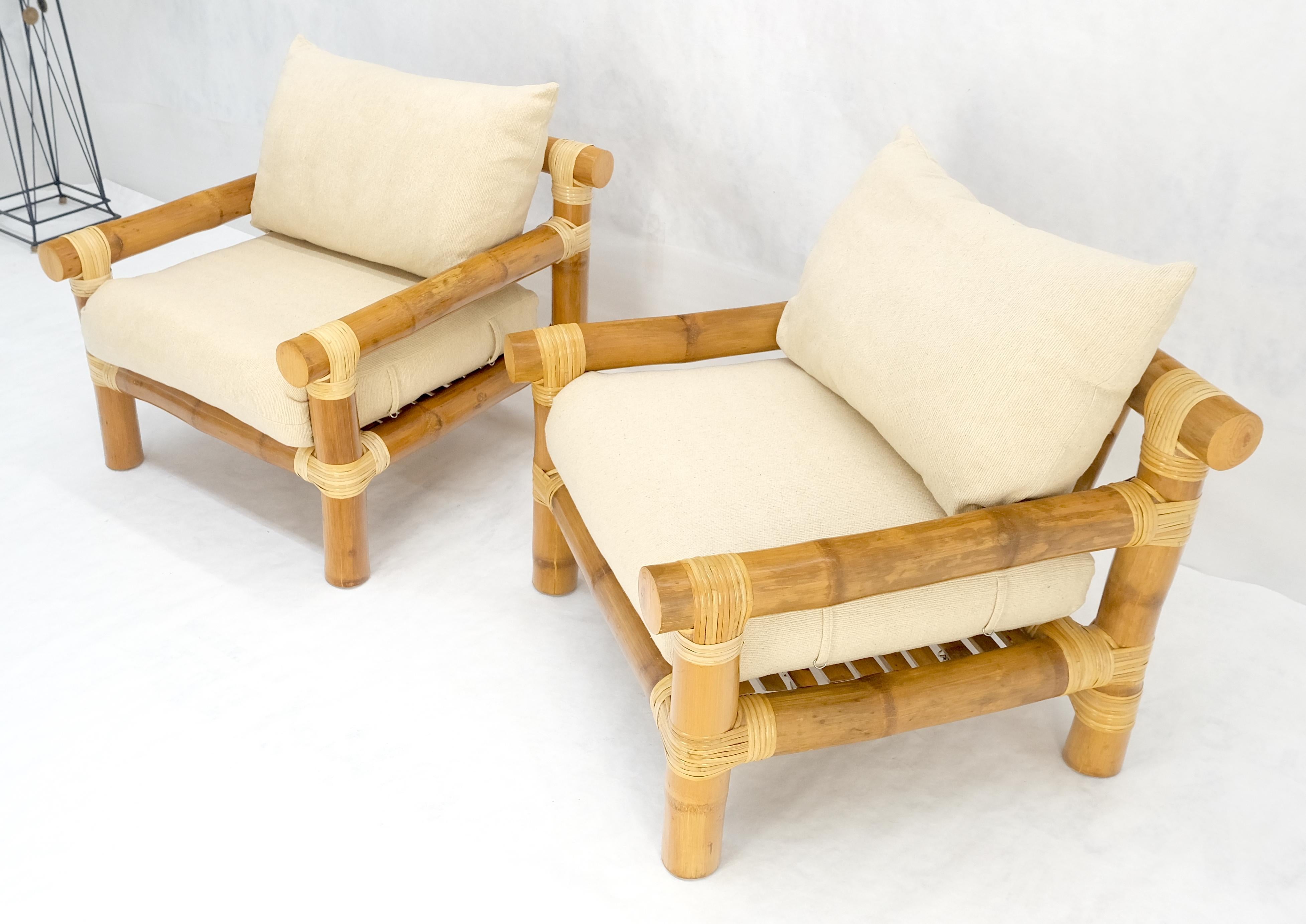 Tissu d'ameublement Paire de chaises longues en bambou épais rembourrées Modernes du milieu du siècle MINT en vente