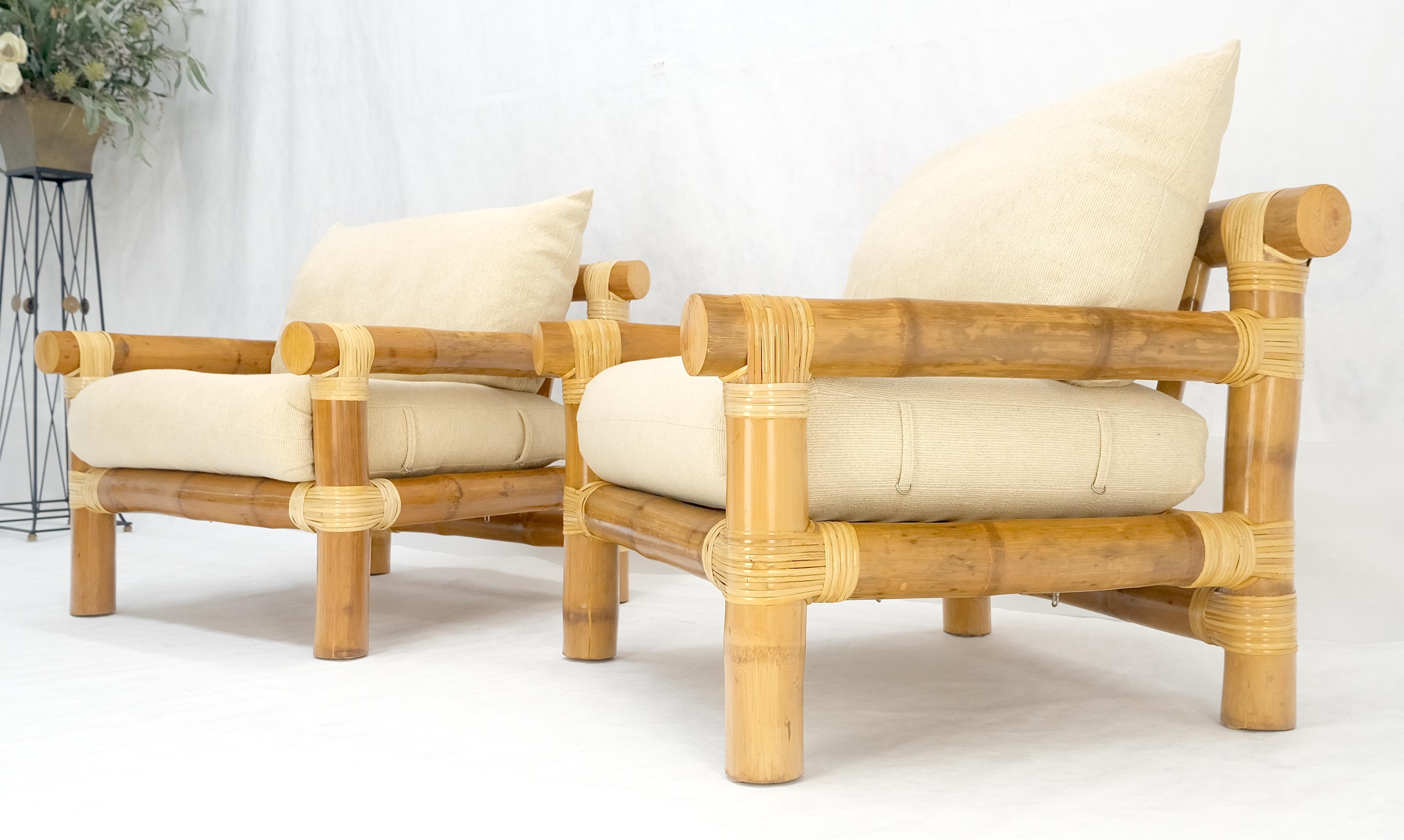 Paire de chaises longues en bambou épais rembourrées Modernes du milieu du siècle MINT en vente 1