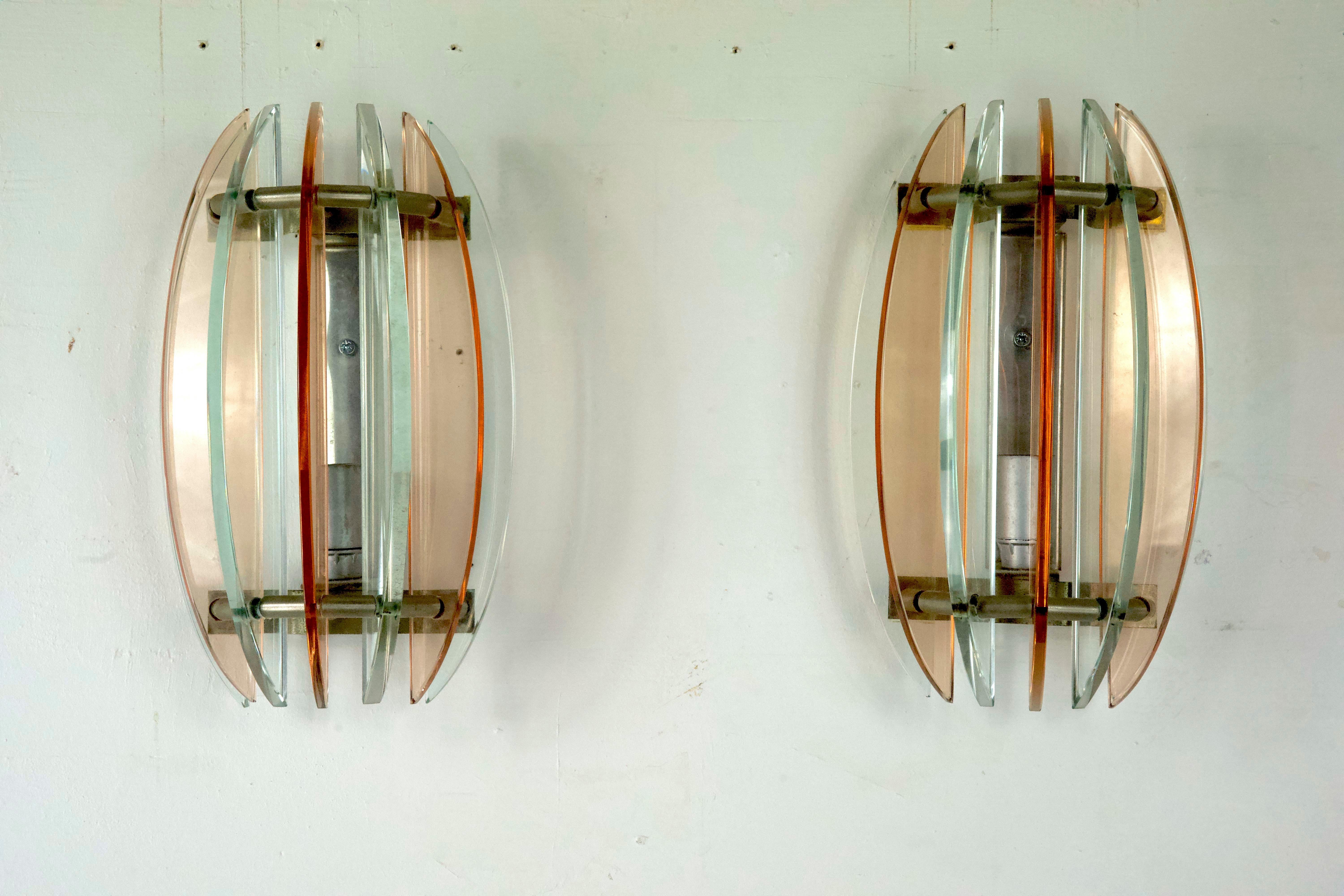 Cette paire d'appliques, en verre épais et en chrome, a été produite par Veca en Italie dans les années 1960. Ils sont en très bon état, avec quelques signes d'âge et d'utilisation, mais sans éclats ni fissures. Fonctionne entièrement avec la norme