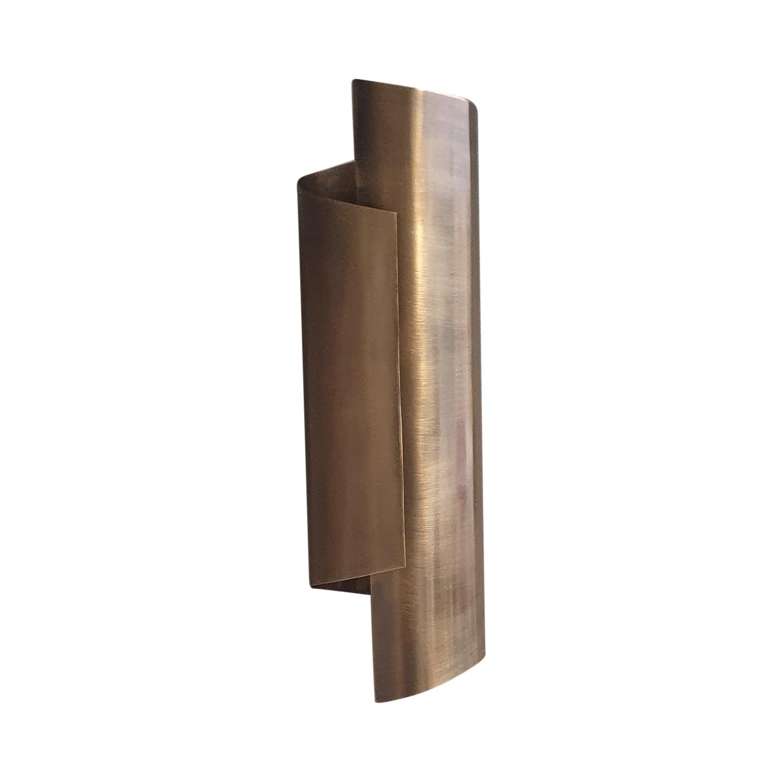Mid-Century Modern Pair of thick single sheet Brass Curve wall sconces in Antique Brass For Sale