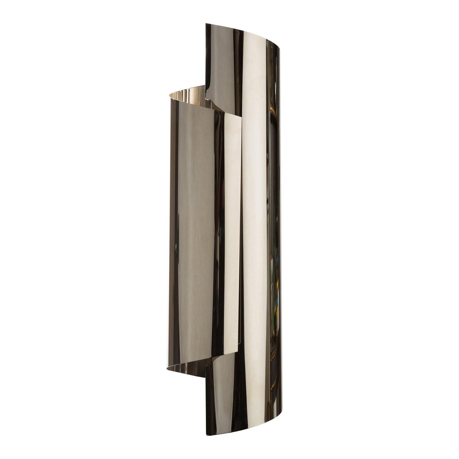 Questa splendida coppia di appliques di Andrew Kornat Design/One è realizzata al 100% a mano partendo da un'unica lastra di ottone tagliata a mano di grosso spessore, arricciata a mano a forma di voluta e montata su una solida piastra posteriore