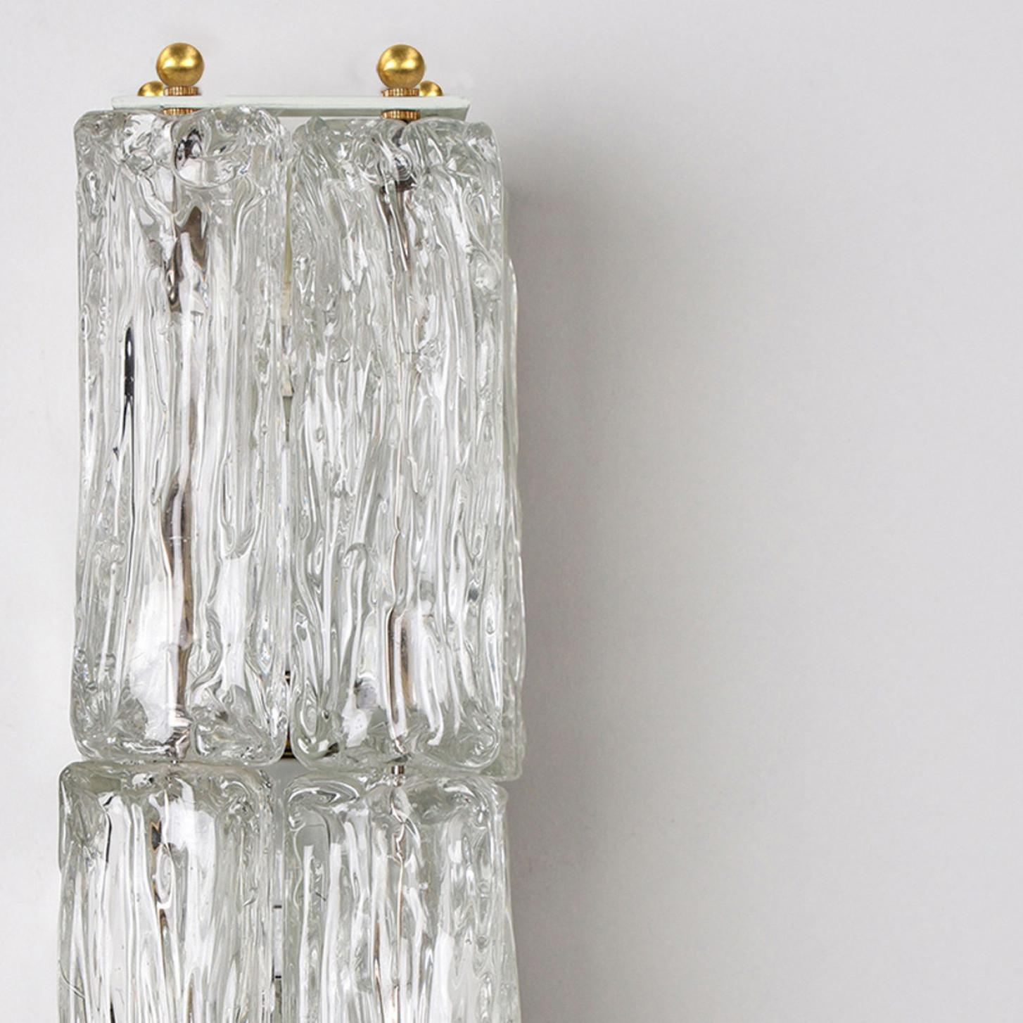 Paire de luminaires muraux par J.T. Kalmar, Vienne, Autriche, fabriqué vers 1960. Le verre présente une belle texture de glace, ce qui donne un effet de lumière diffuse et un joli motif sur le plafond et le mur. On dirait que la lumière est divisée