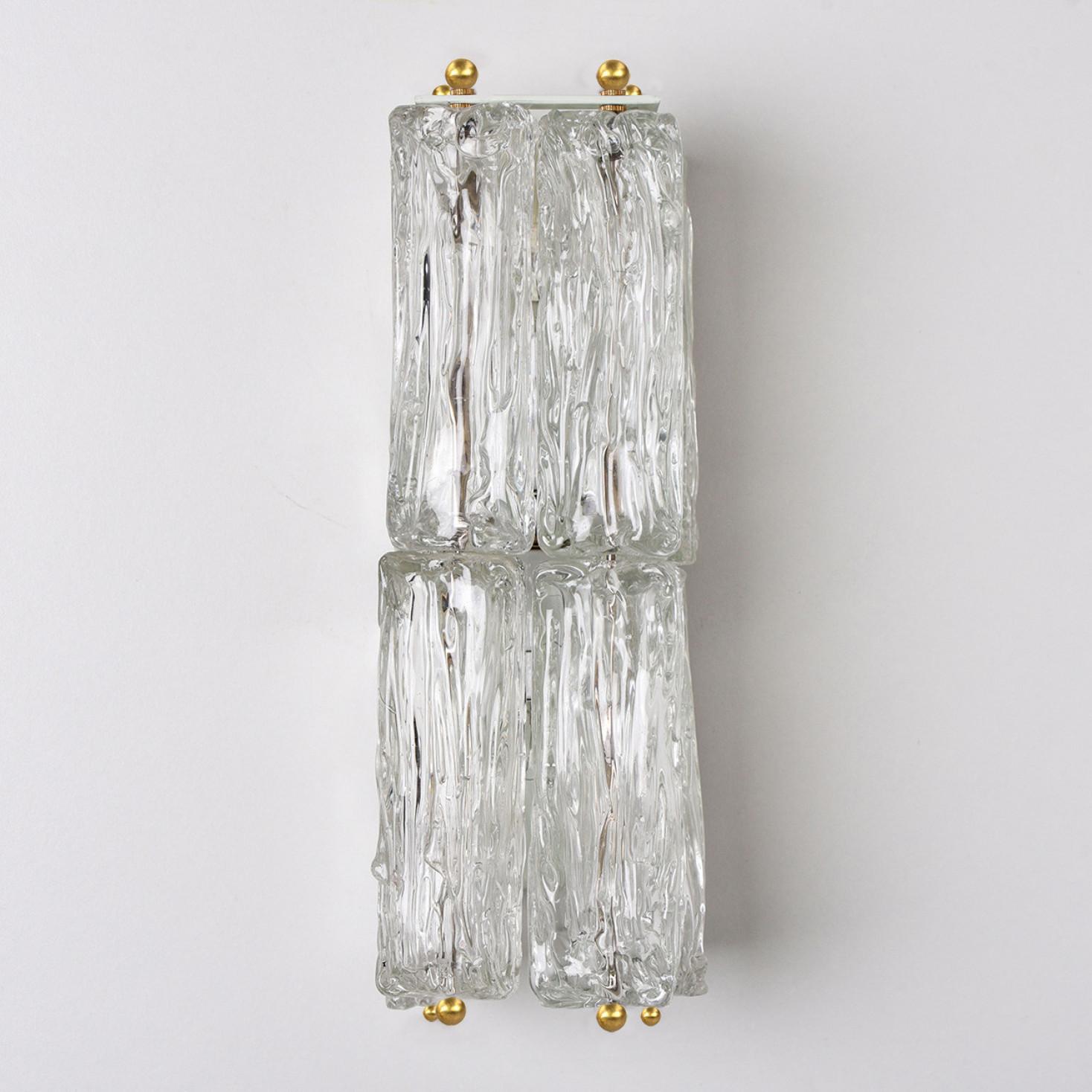 Autre Paire d'appliques murales en verre épais texturé et laiton de J.T. Kalmar, Autriche, 1960 en vente