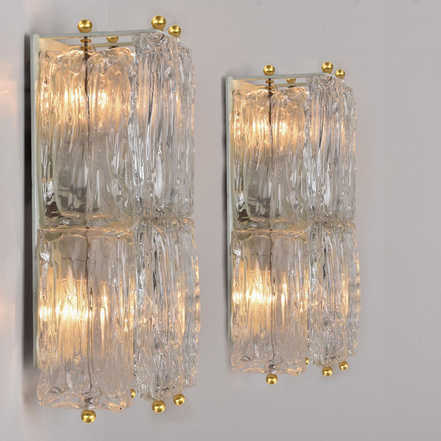 Milieu du XXe siècle Paire d'appliques murales en verre épais texturé et laiton de J.T. Kalmar, Autriche, 1960 en vente