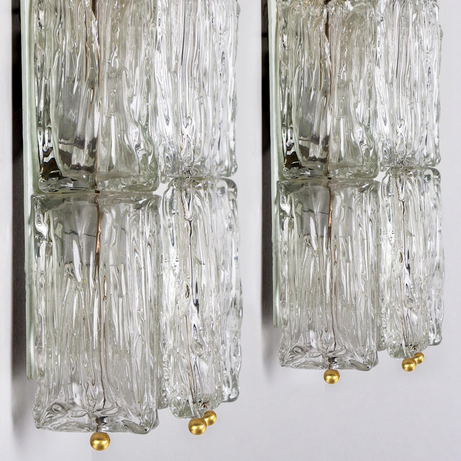 Laiton Paire d'appliques murales en verre épais texturé et laiton de J.T. Kalmar, Autriche, 1960 en vente