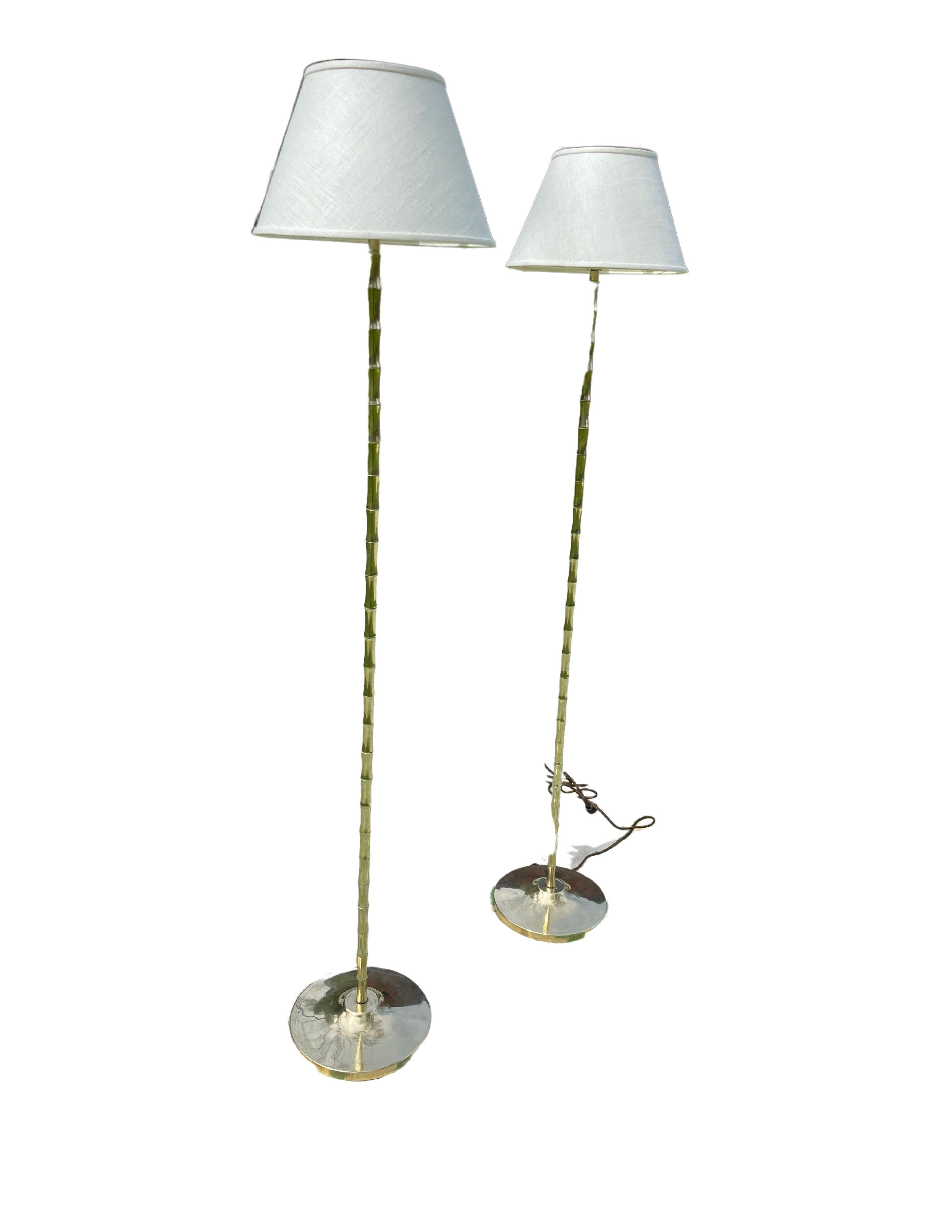 Indien Paire de lampes en laiton non finies conçues par Thomas Britt en vente