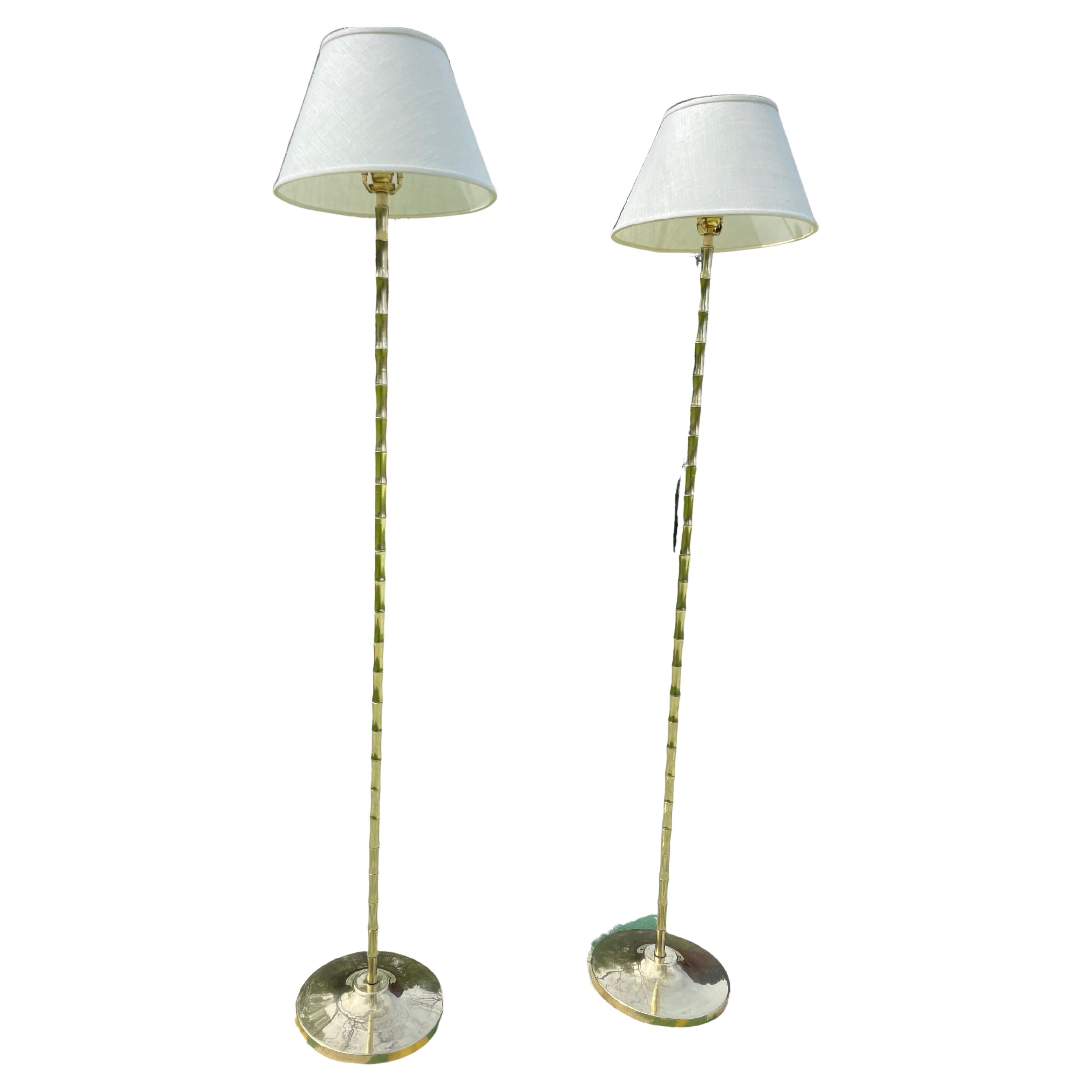 Paire de lampes en laiton non finies conçues par Thomas Britt en vente