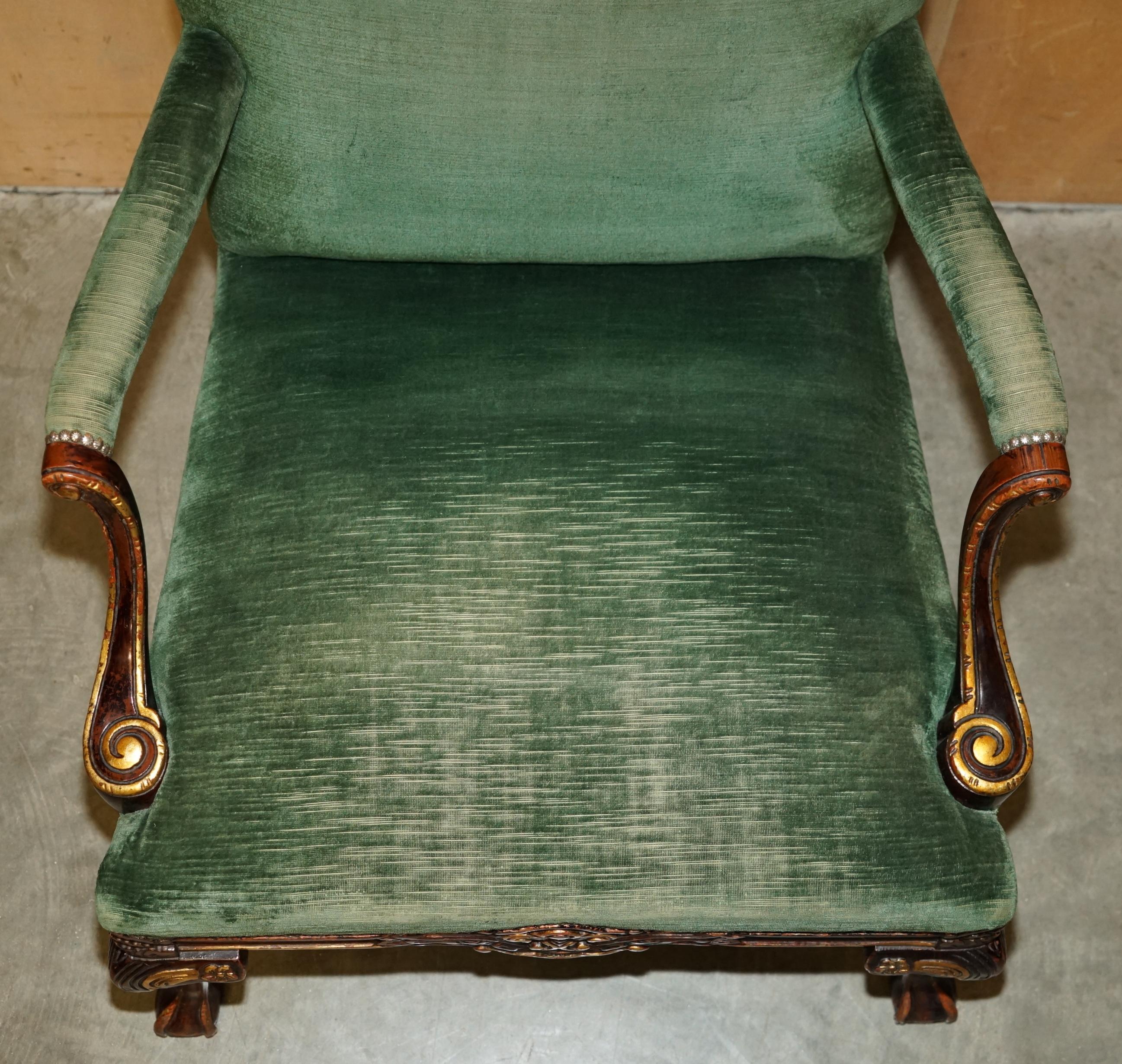 PAR DE SILLONES THOMAS CHIPPENDALE GAINSBOROUGH DE ESTILO GEORGE II DE BISAGRA Y BOLA en Desgastado estado para la venta en West Sussex, Pulborough