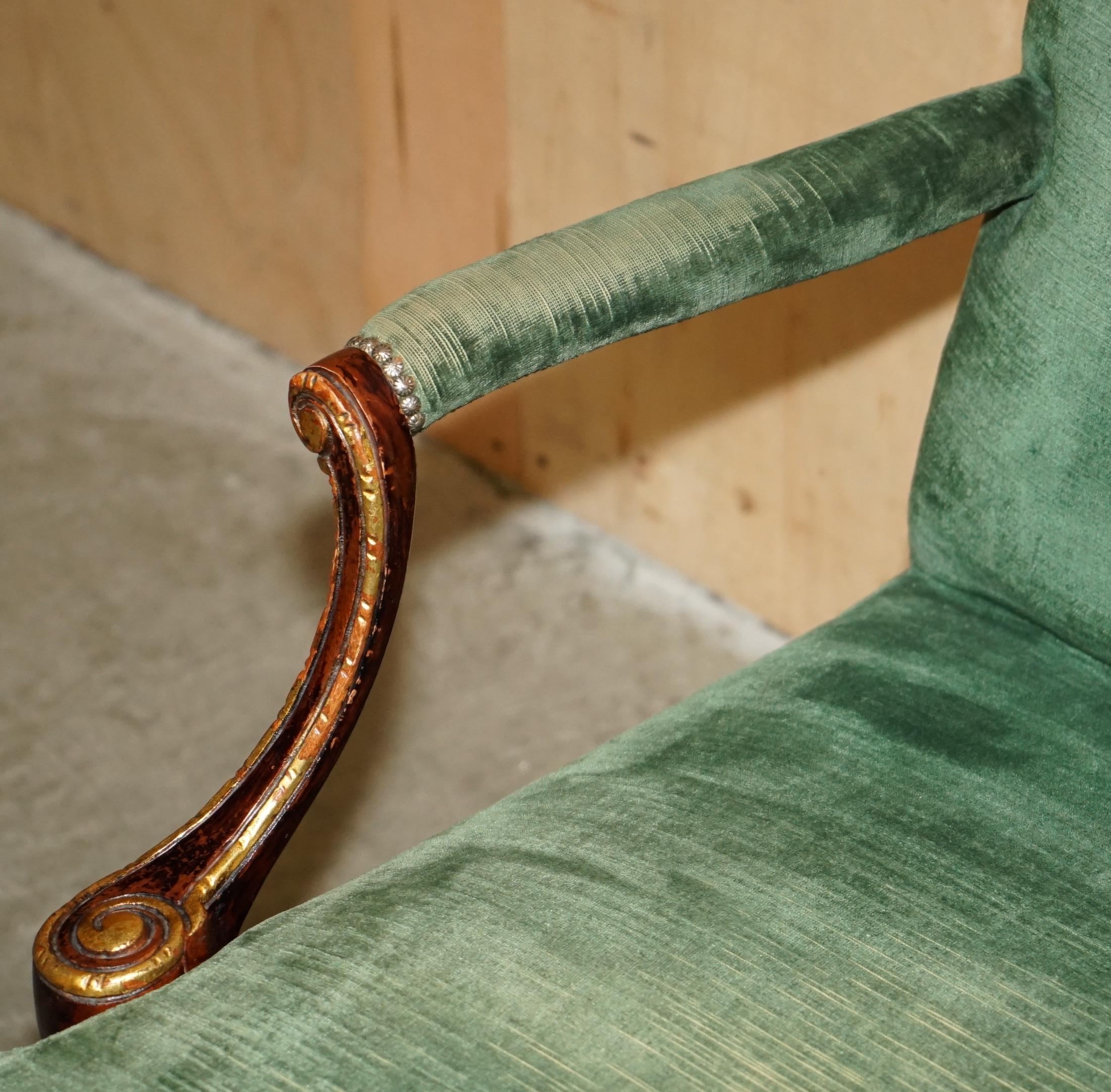 PAR DE SILLONES THOMAS CHIPPENDALE GAINSBOROUGH DE ESTILO GEORGE II DE BISAGRA Y BOLA principios del siglo XX en venta