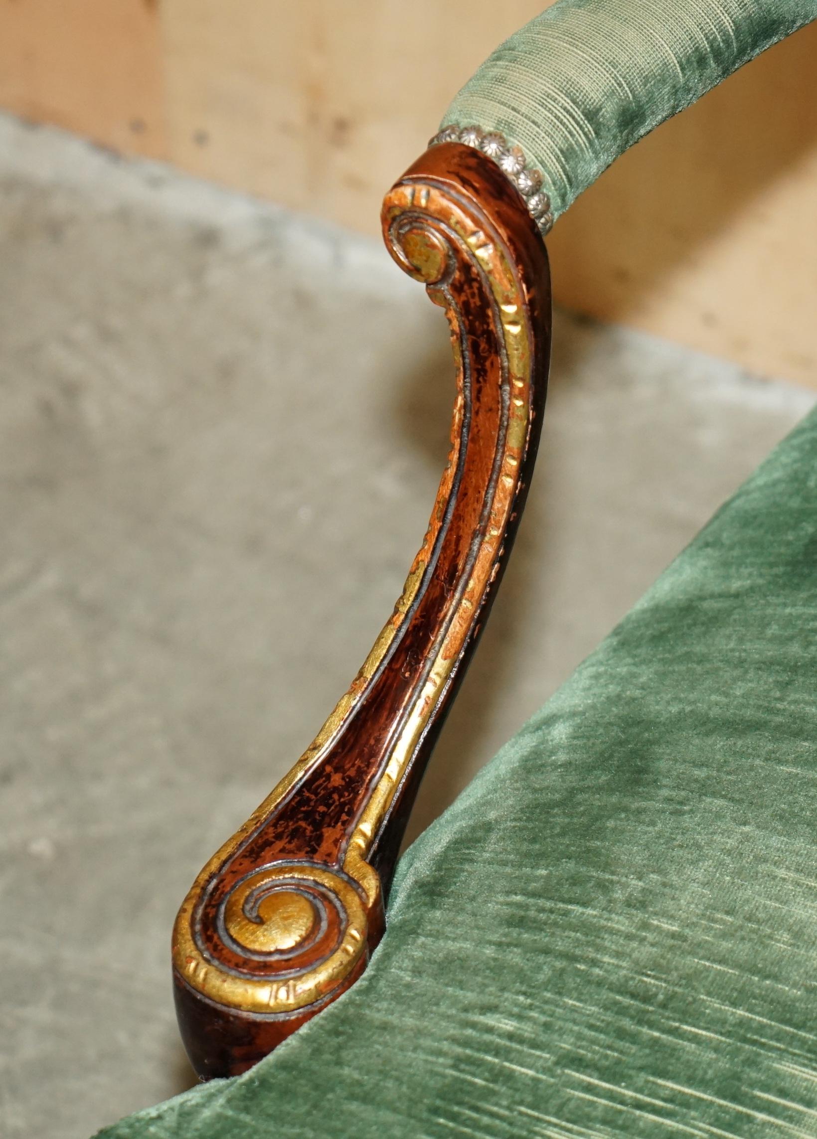 PAR DE SILLONES THOMAS CHIPPENDALE GAINSBOROUGH DE ESTILO GEORGE II DE BISAGRA Y BOLA Terciopelo en venta