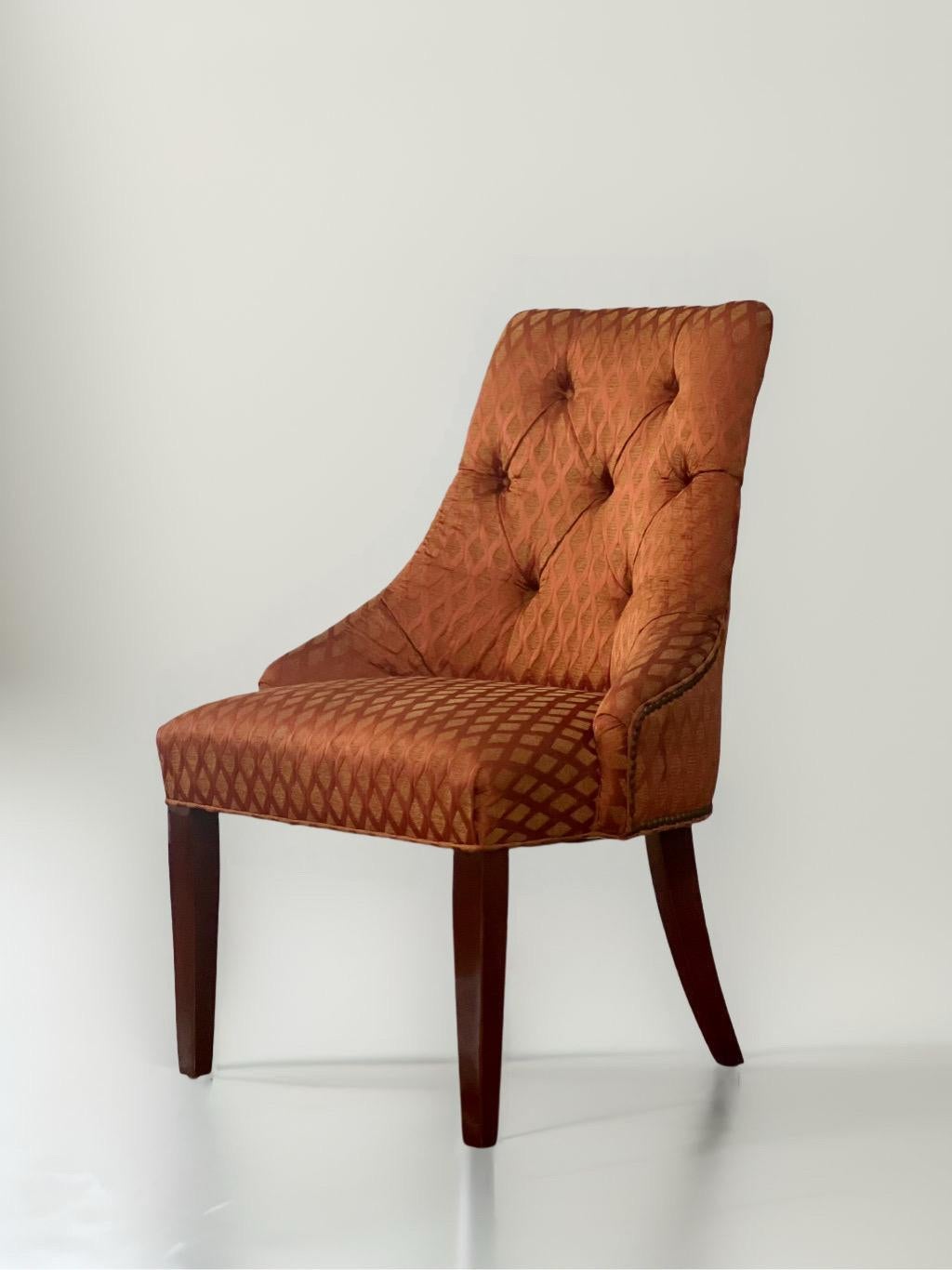 Coppia di sedie da camino vintage attribuite a Thomas Pheasant per Baker Furniture. Ricorda le poltrone da salotto degli affascinanti anni '40, questa poltrona ha linee pulite con una miscela di elementi Art Deco e classici per un fascino senza