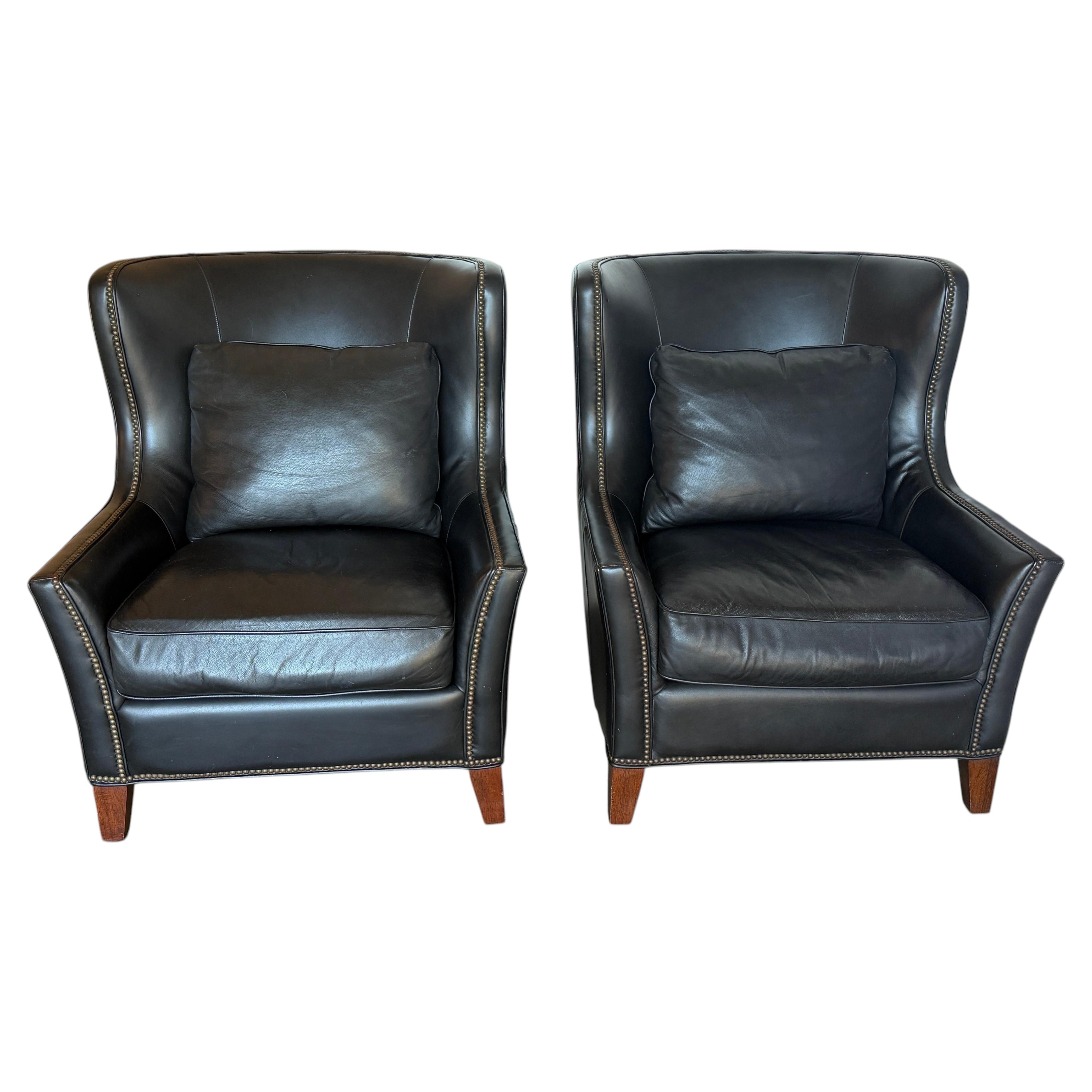 Paire de fauteuils de salon à dossier ailé en cuir noir Thomasville en vente