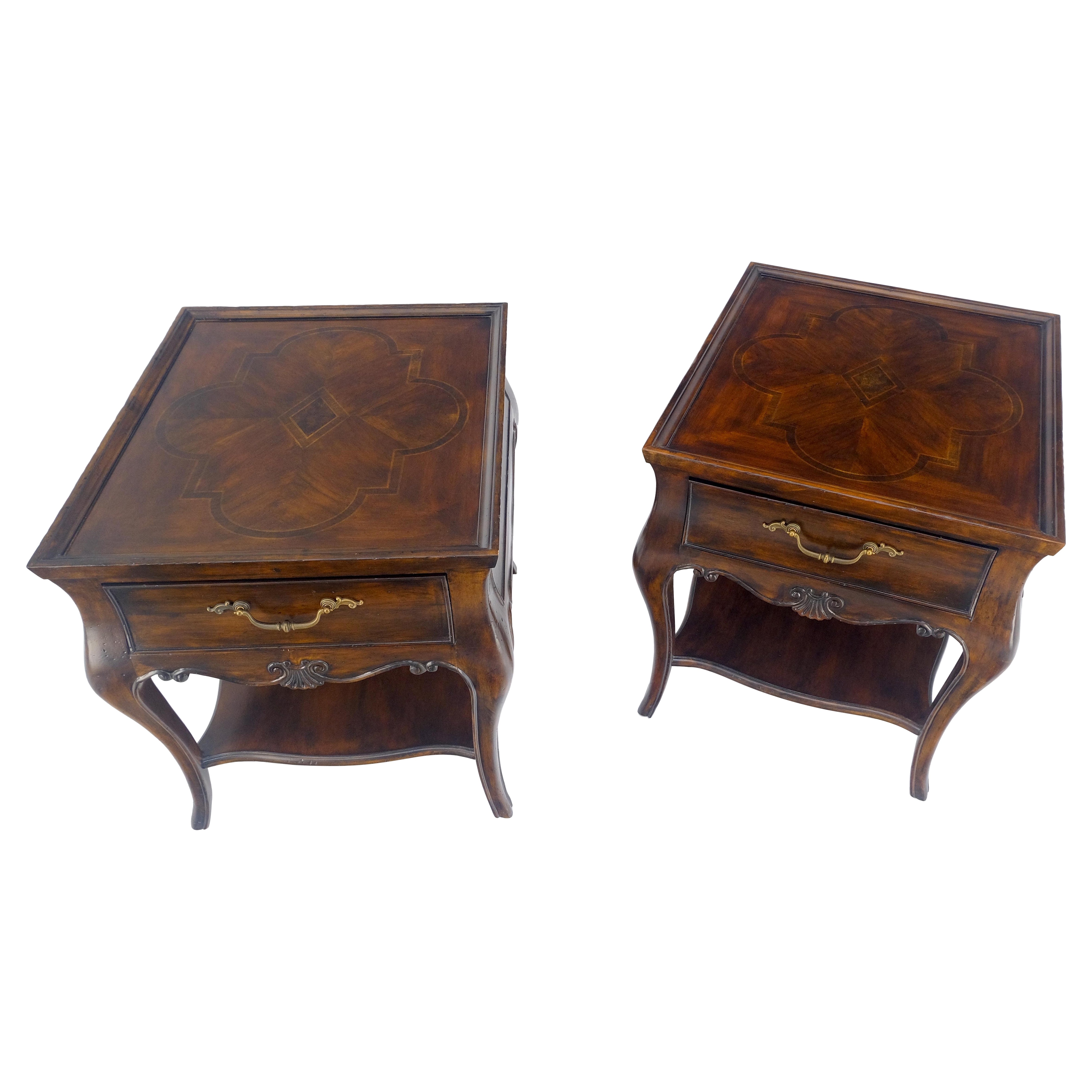 Paire de tables d
appoint à un tiroir à dessus finement incrusté et à pieds cabriole de Thomasville MINT en vente