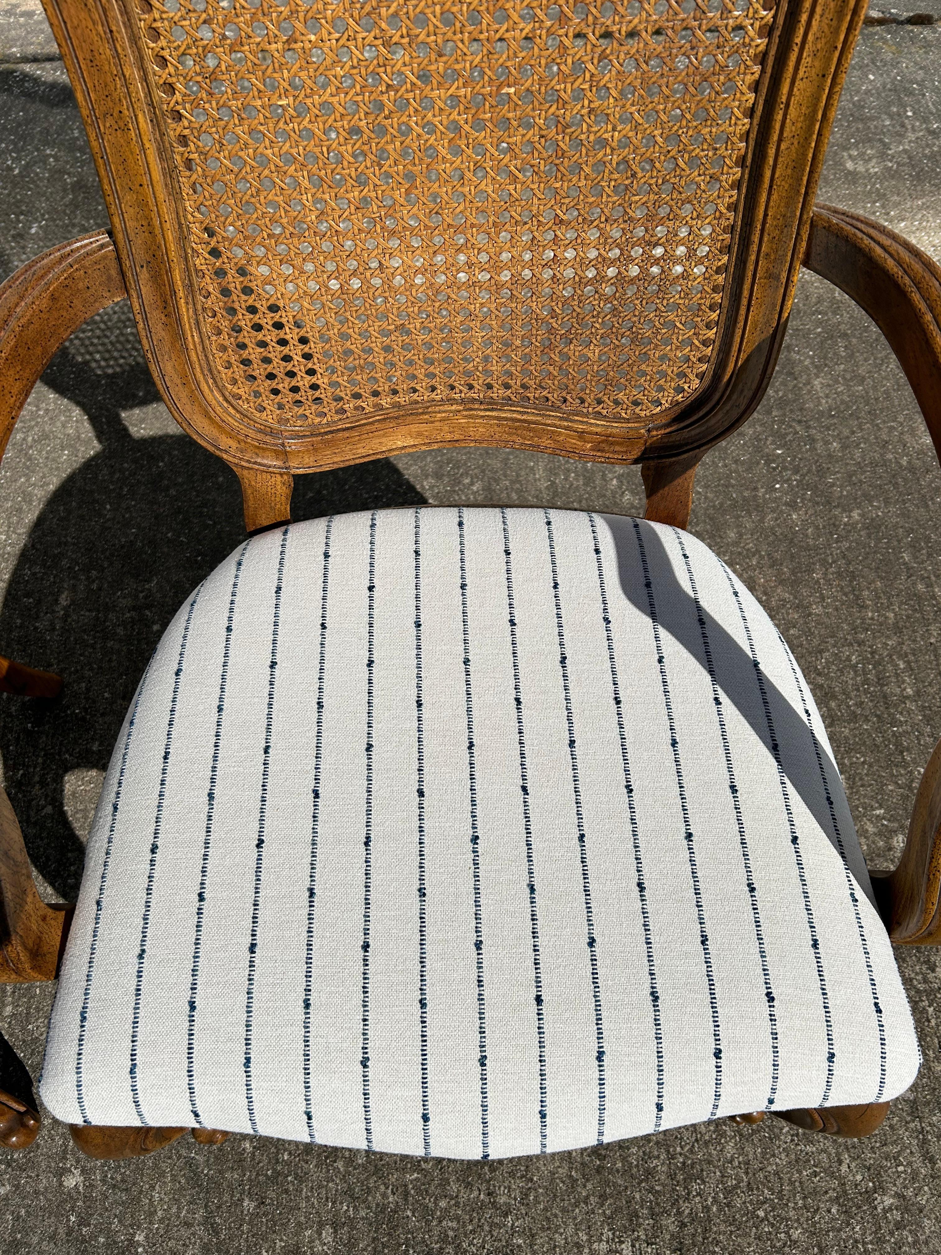20ième siècle Paire de fauteuils de salle à manger provincial français Thomasville à dossier canné en vente