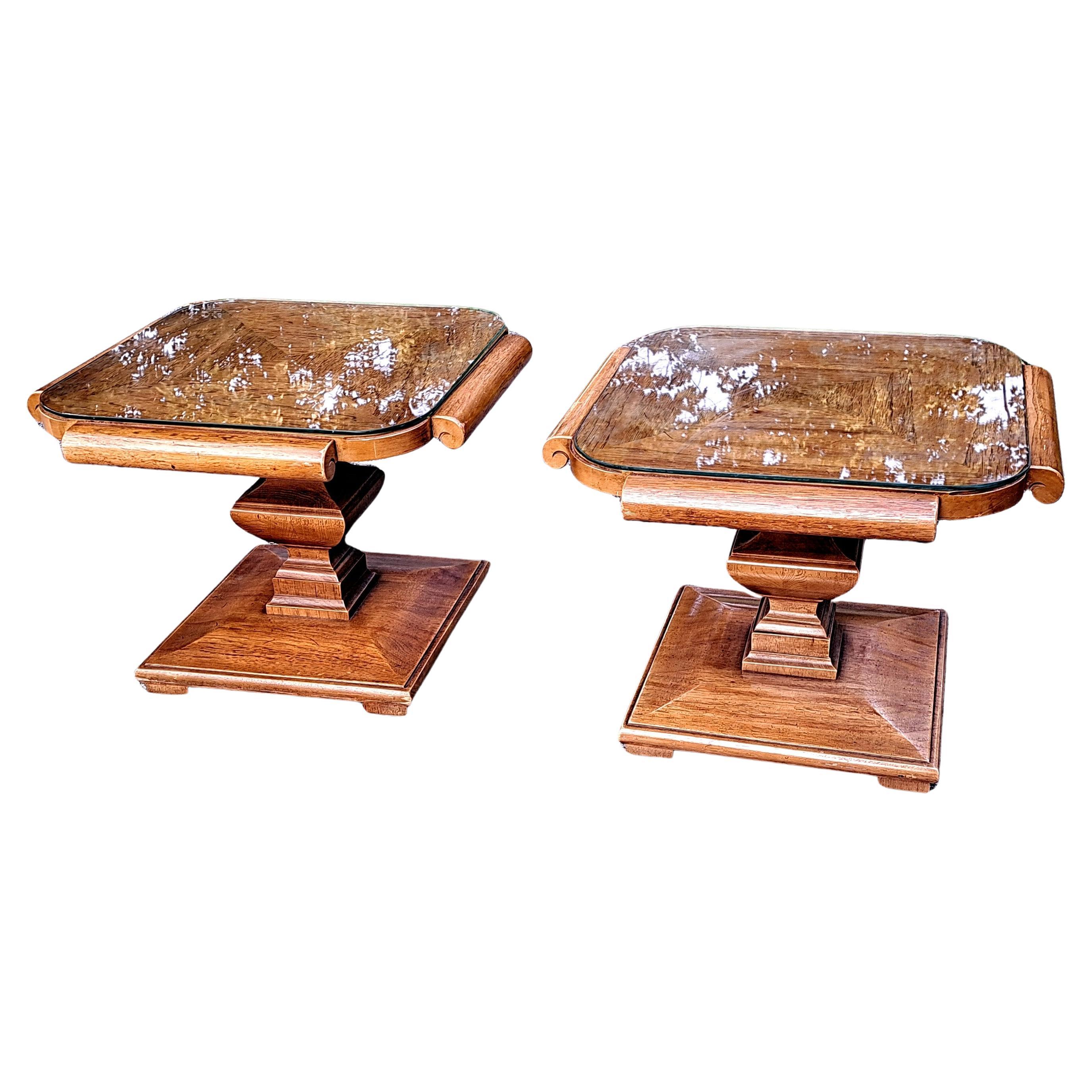 Paire de tables d'appoint françaises provinciales Thomasville en bois sculpté avec verre personnalisé en vente