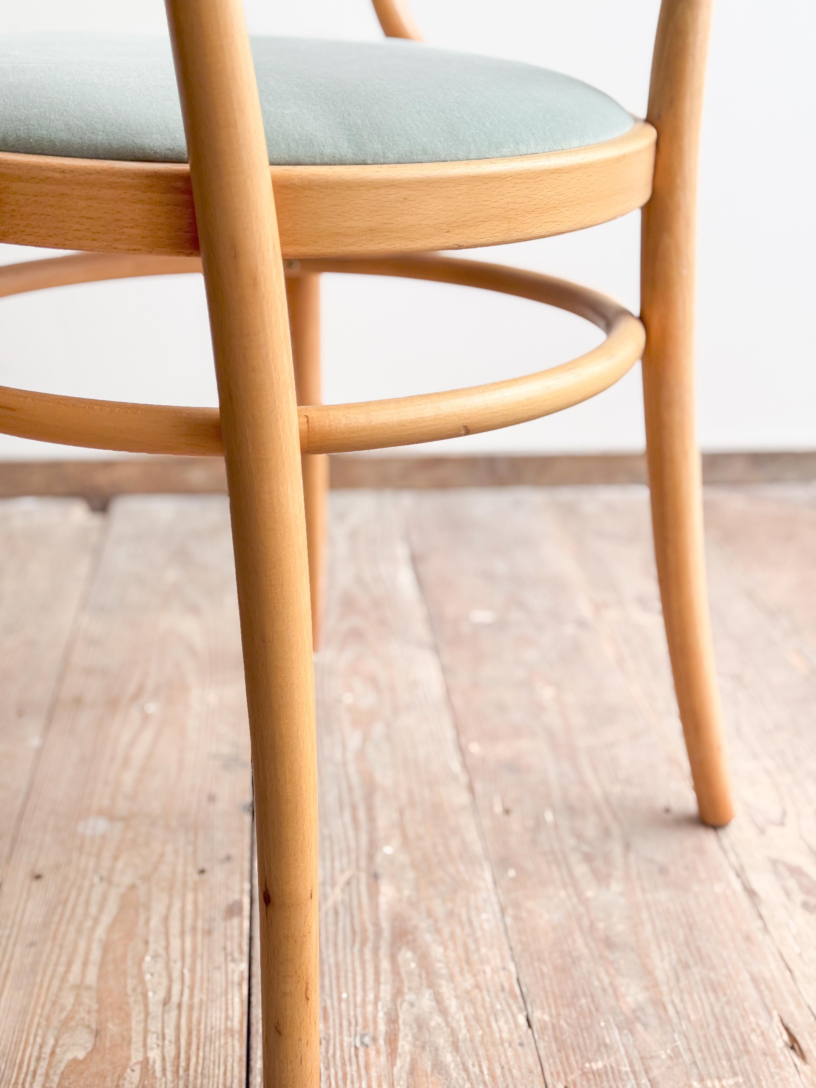 Coppia di poltrone Thonet 209 P in legno di faggio con rivestimento in velluto, Germania in vendita 2
